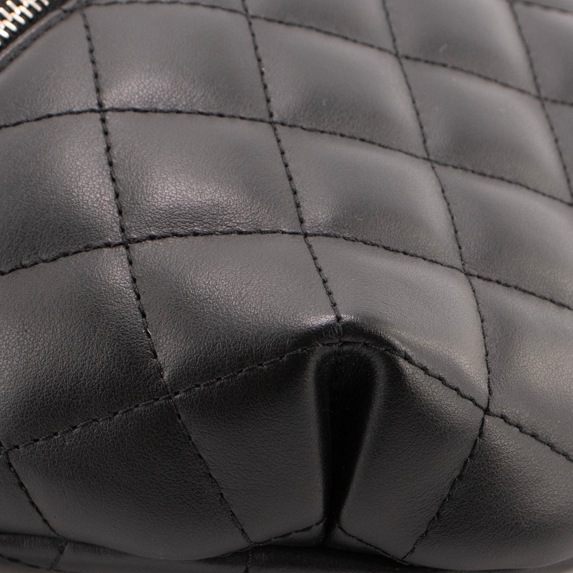 CHANEL - Sac ceinture Chanel en cuir lisse noir