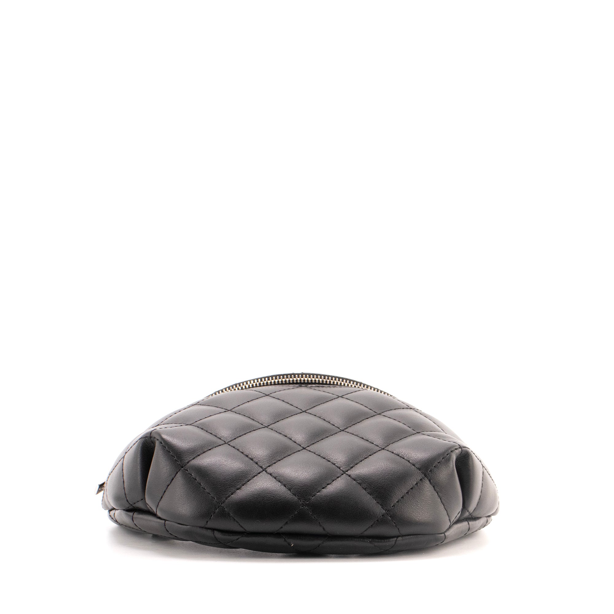 CHANEL - Sac ceinture Chanel en cuir lisse noir