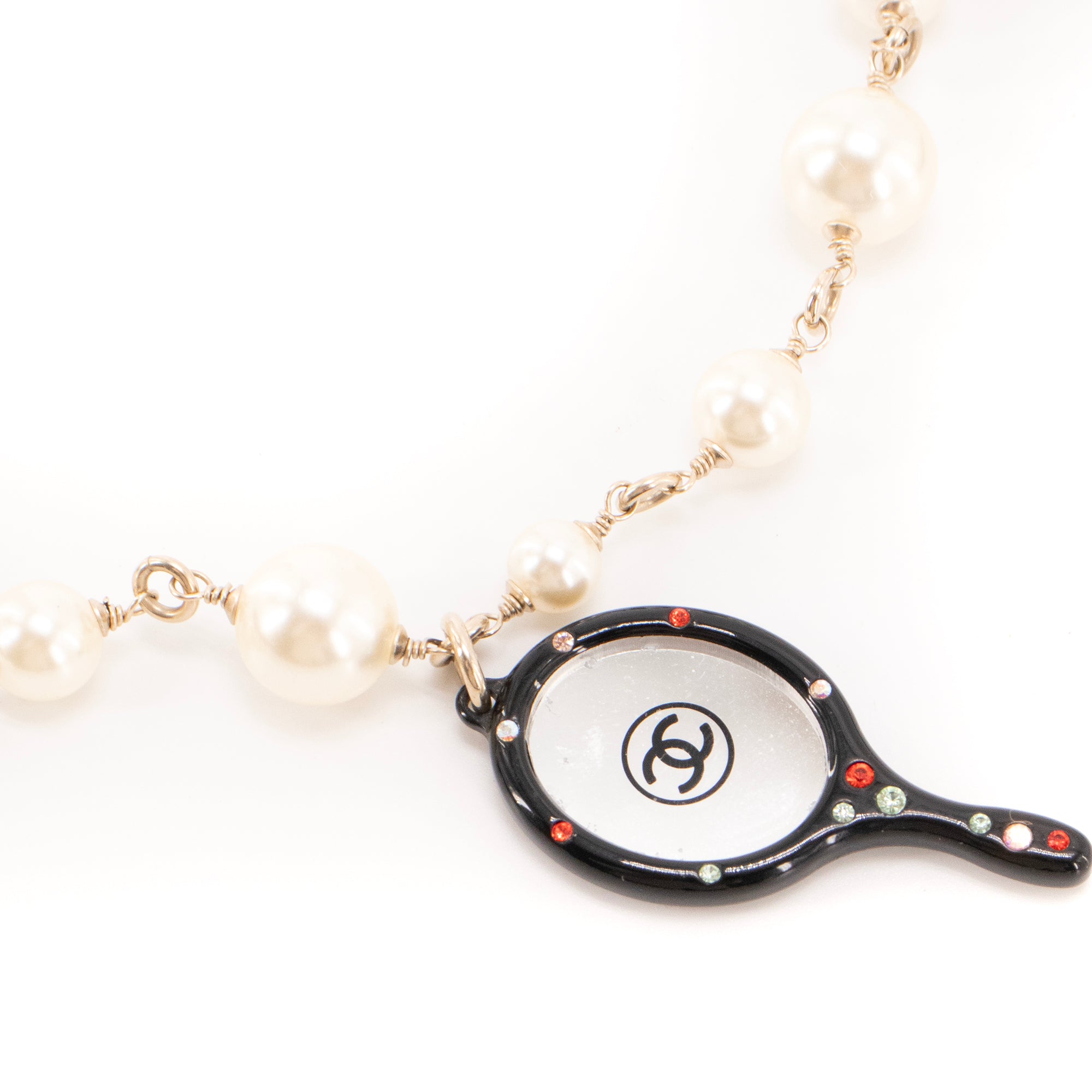 CHANEL - Sautoir Cosmétiques Chanel en perles multicolores