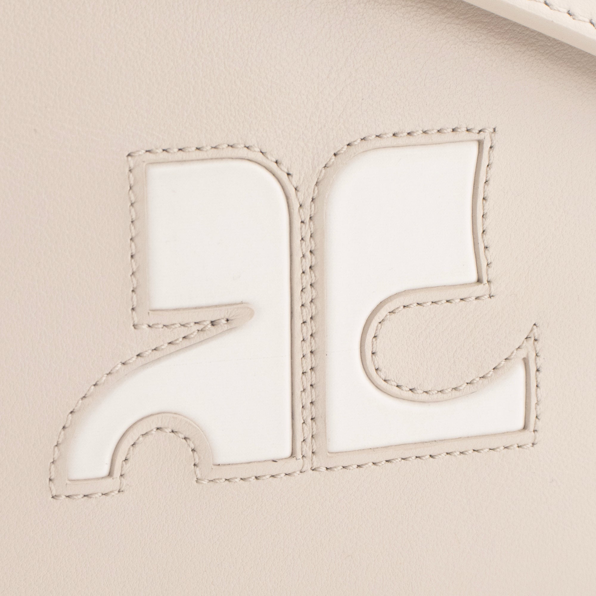 COURRÈGES - Sac à épaule Réédition Courrèges en cuir lisse beige