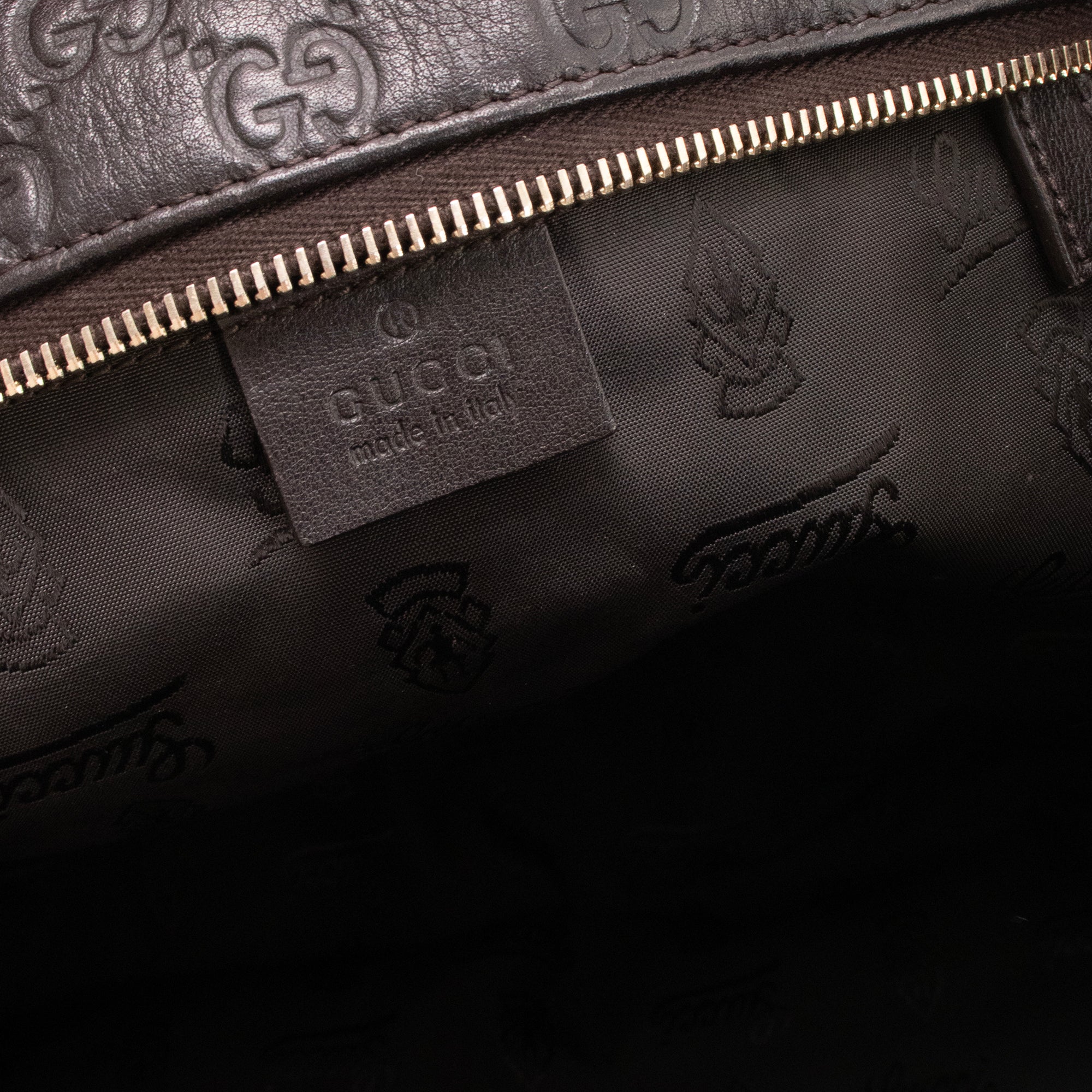 GUCCI - Sac cabas Guccissima Gucci en cuir embossé noir