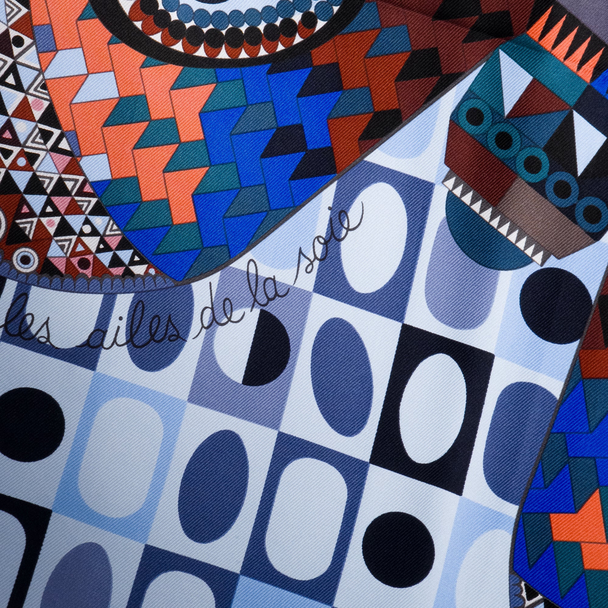 HERMÈS - Carré 90 « Les ailes de la soie » Hermès en soie bleu