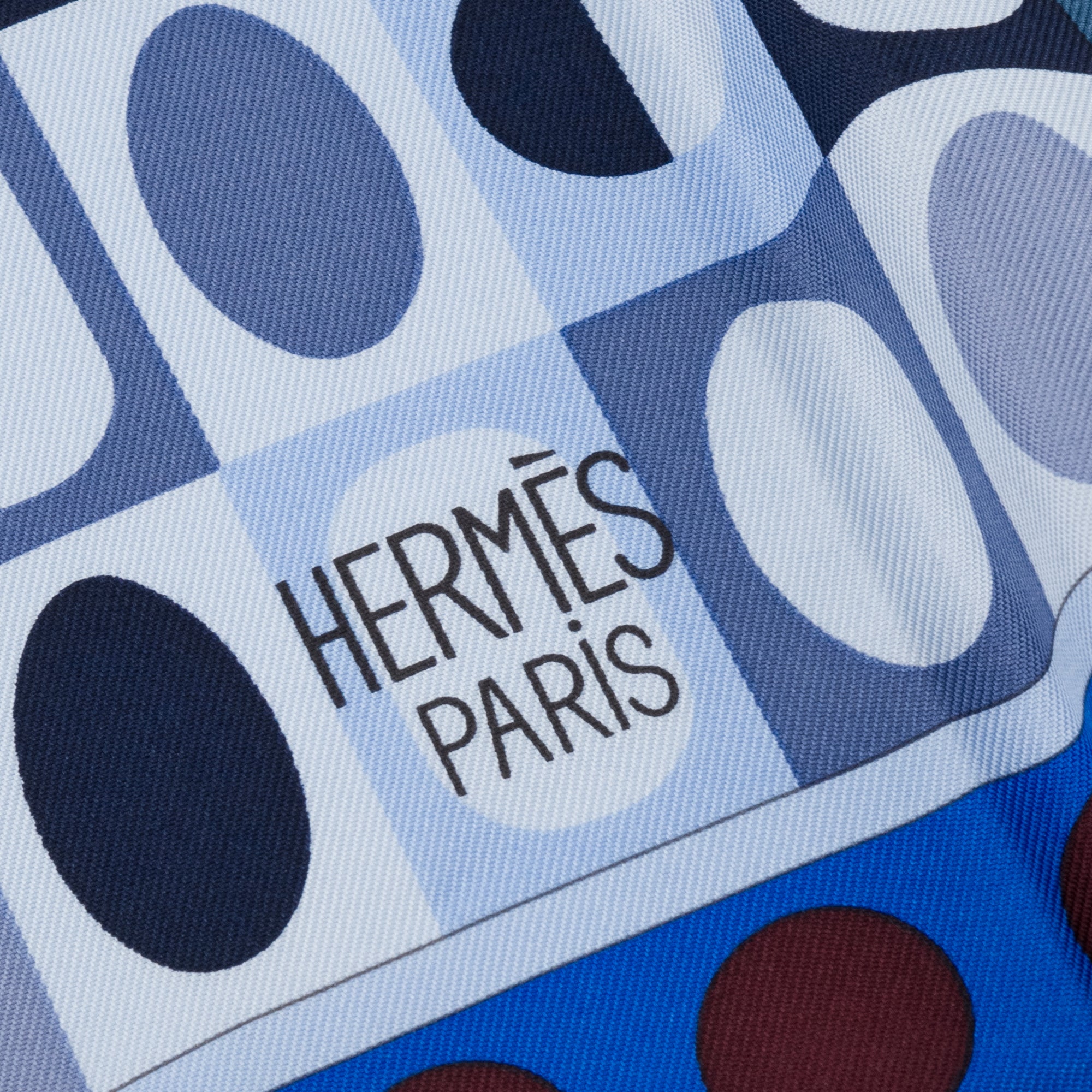 HERMÈS - Carré 90 « Les ailes de la soie » Hermès en soie bleu