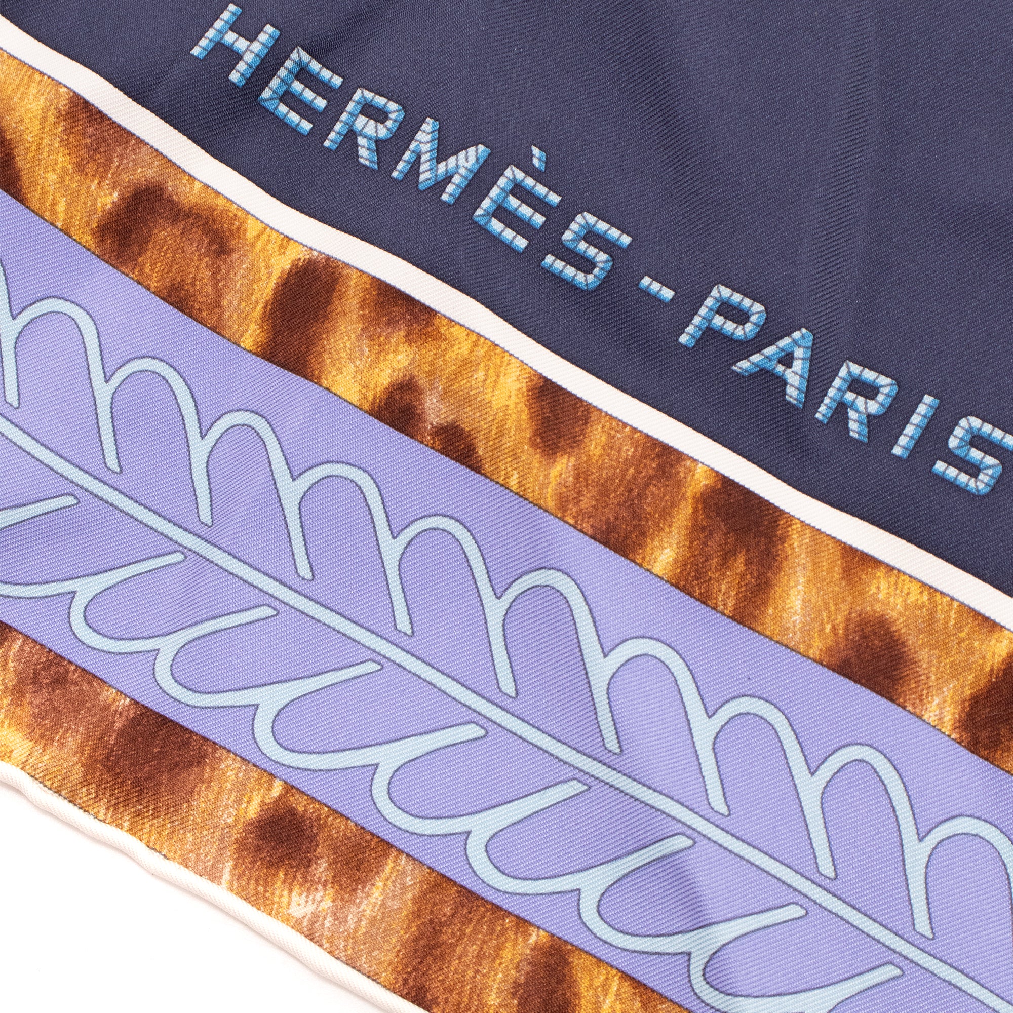 HERMÈS - Carré 90 Selle d’Officier En Grande Tenue Hermès en soie multicolore