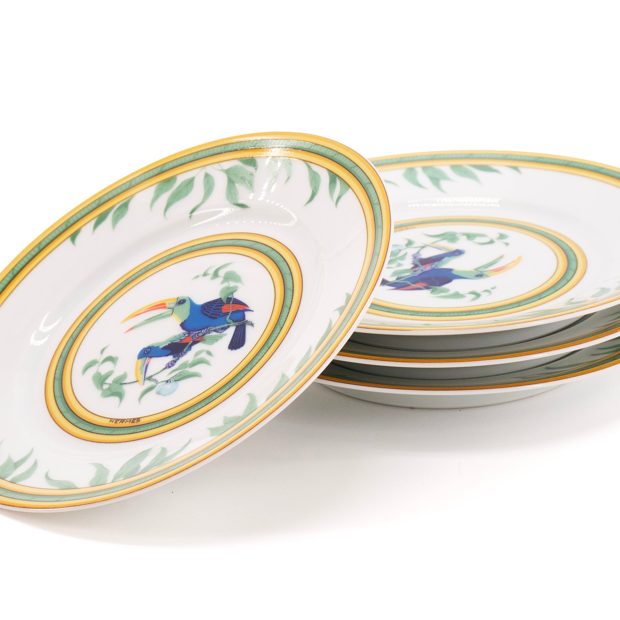 HERMÈS - Lot de quatre assiettes à pain Toucans Hermès en porcelaine multicolore
