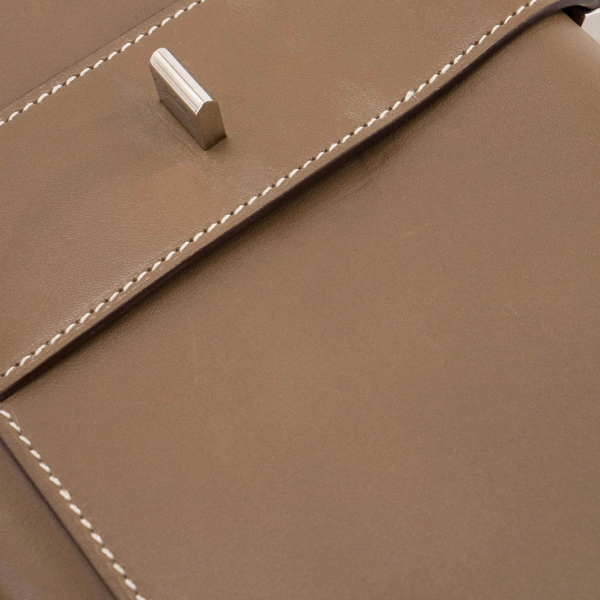 HERMÈS - Pochette Médor Hermès en cuir tadelakt étoupe