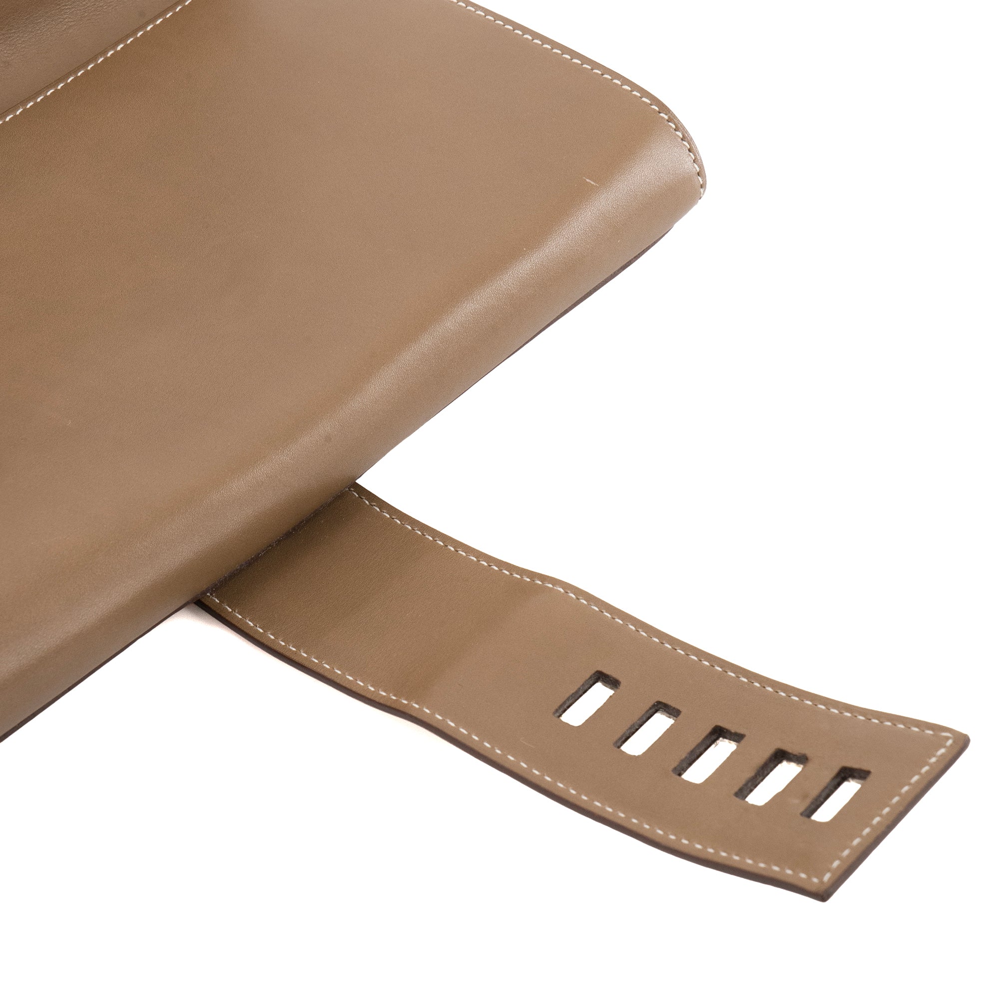 HERMÈS - Pochette Médor Hermès en cuir tadelakt étoupe