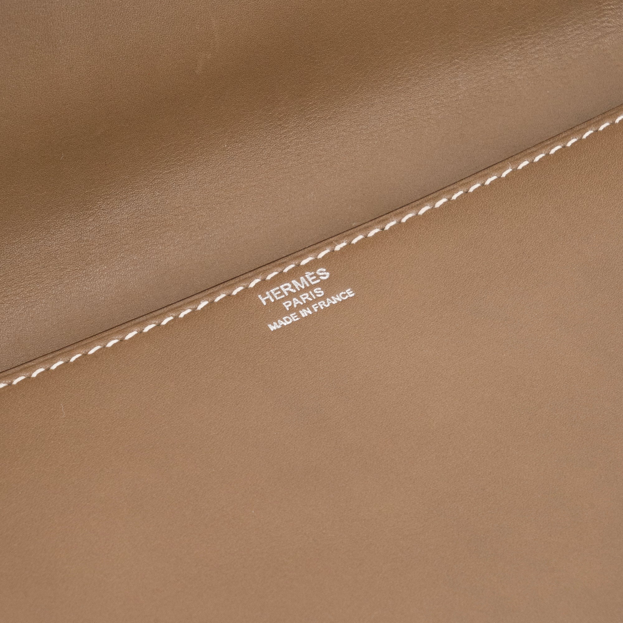 HERMÈS - Pochette Médor Hermès en cuir tadelakt étoupe