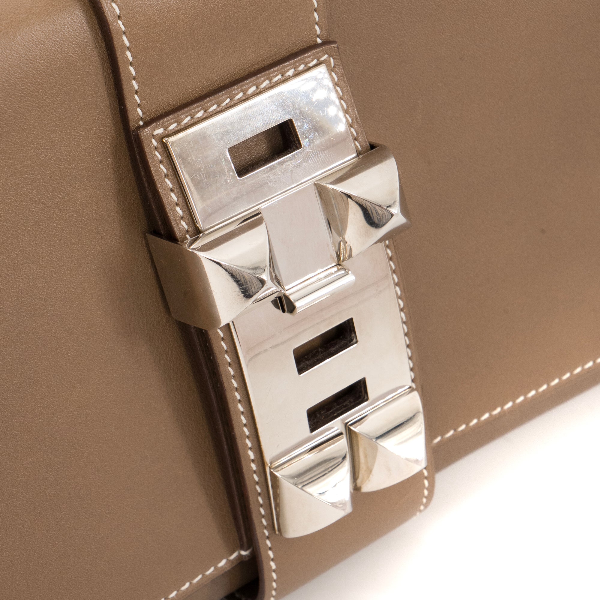 HERMÈS - Pochette Médor Hermès en cuir tadelakt étoupe