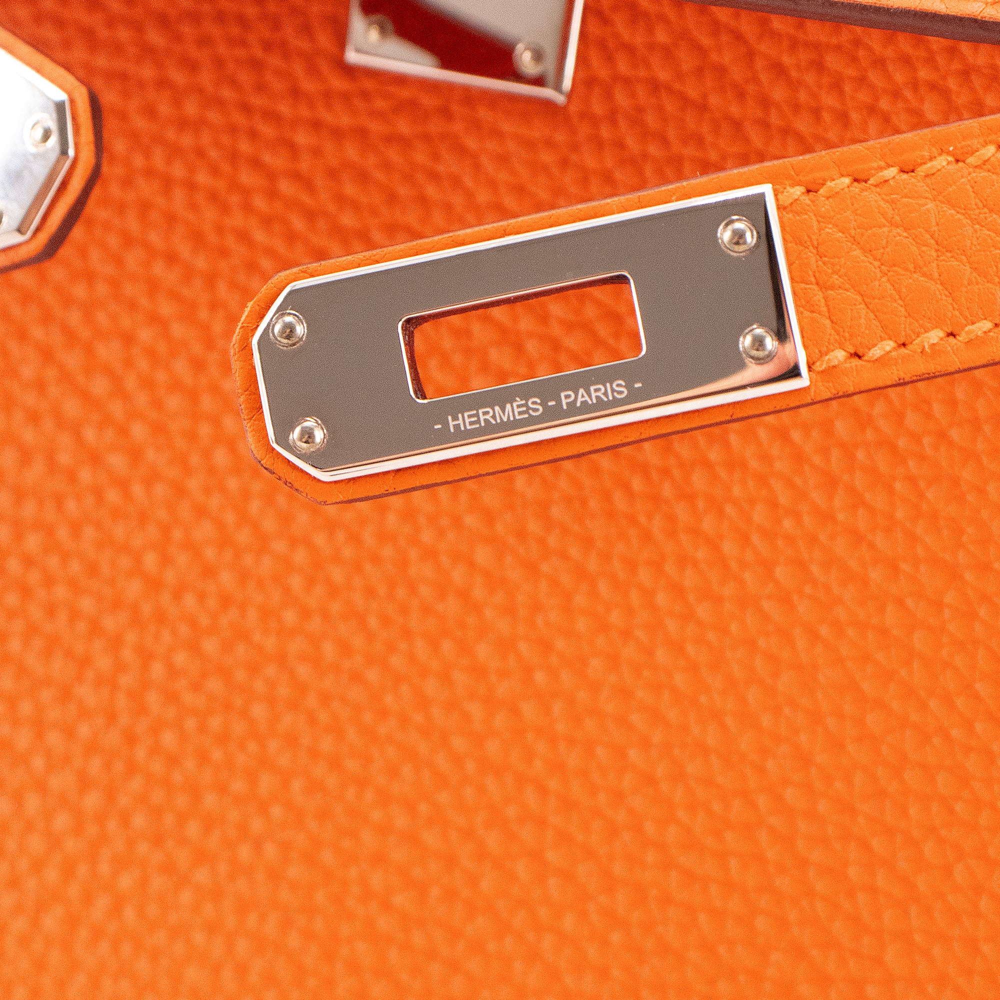 HERMÈS - Sac à main Kelly 25 Hermès en cuir togo orange feu