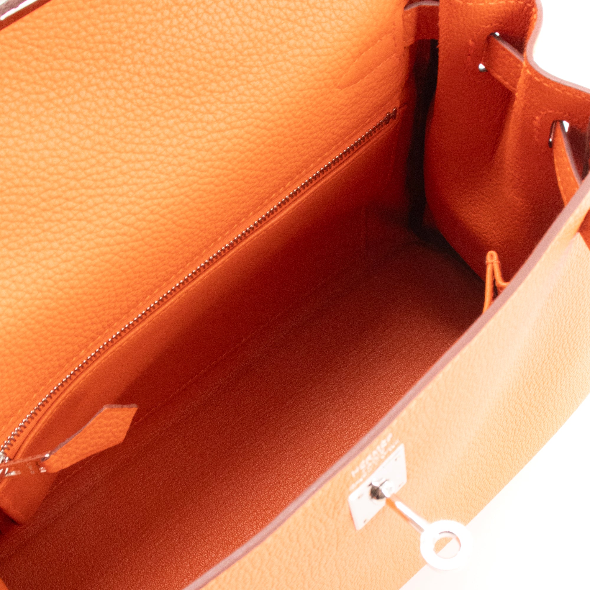 HERMÈS - Sac à main Kelly 25 Hermès en cuir togo orange feu