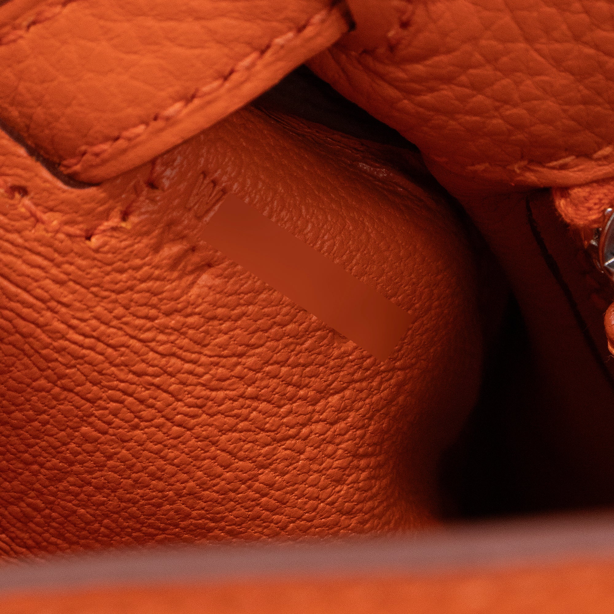 HERMÈS - Sac à main Kelly 25 Hermès en cuir togo orange feu