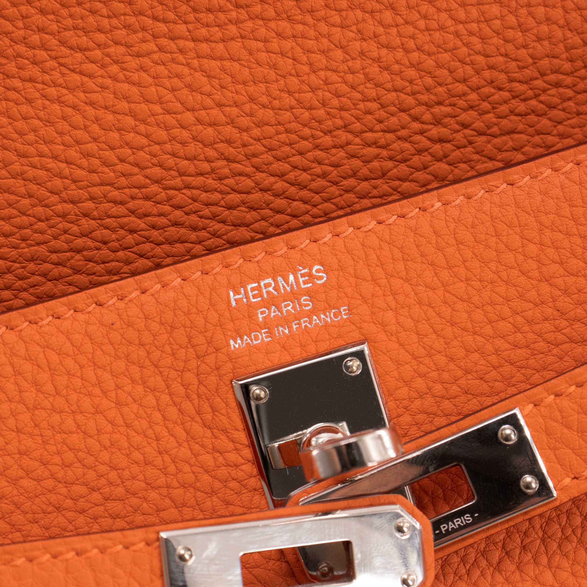 HERMÈS - Sac à main Kelly 25 Hermès en cuir togo orange feu