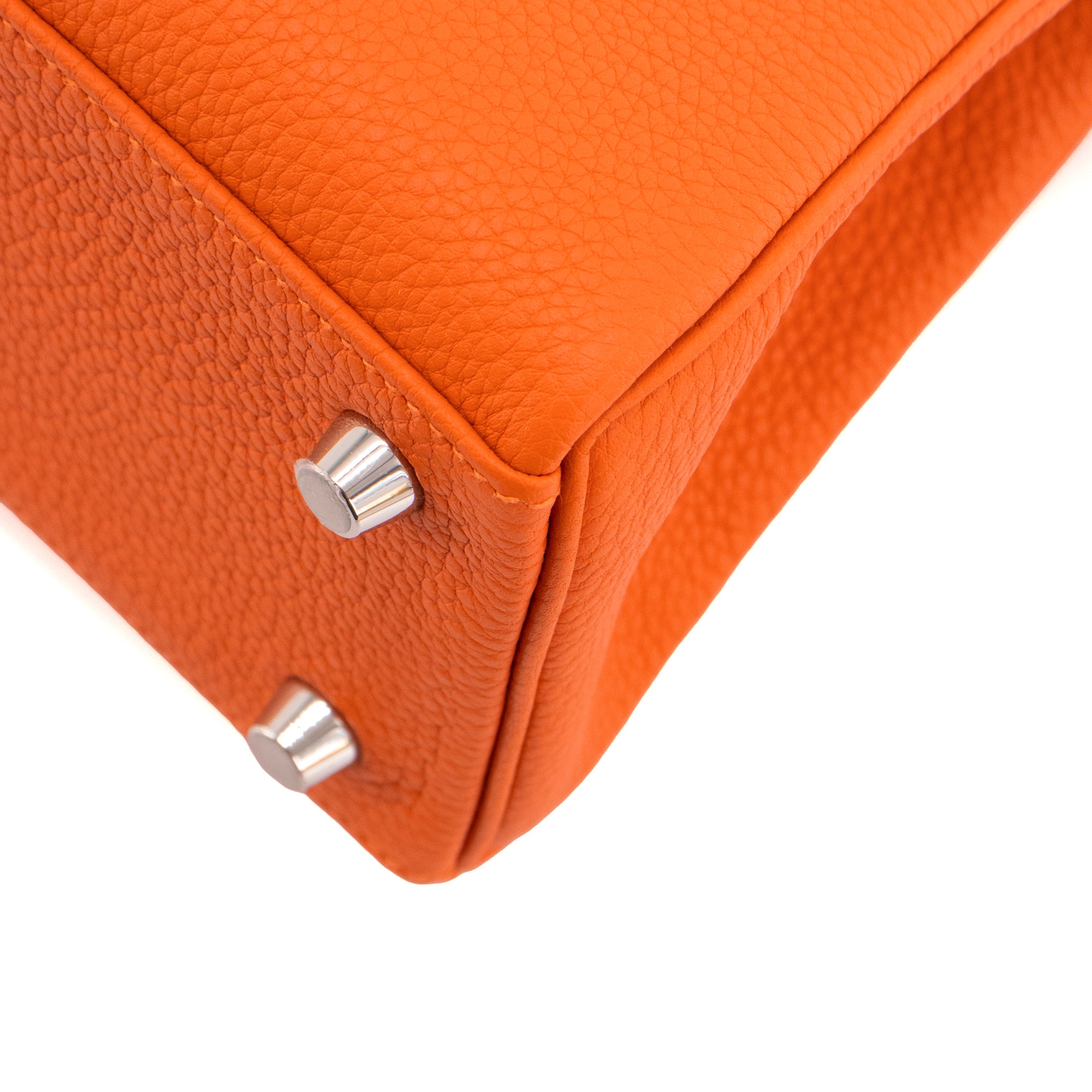 HERMÈS - Sac à main Kelly 25 Hermès en cuir togo orange feu
