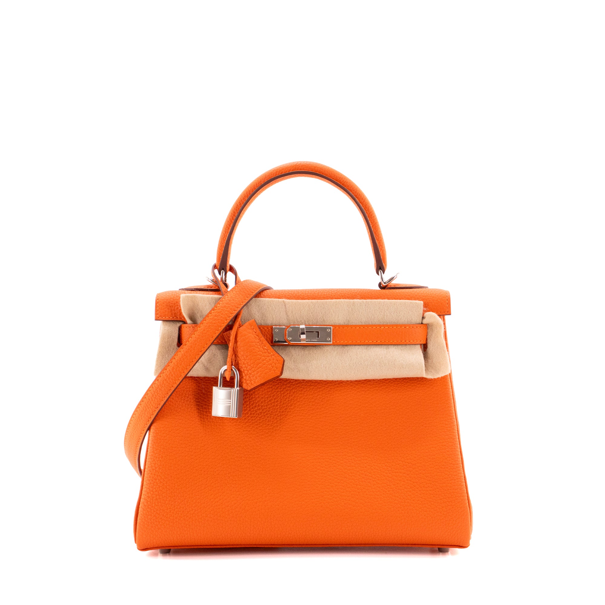 HERMÈS - Sac à main Kelly 25 Hermès en cuir togo orange feu