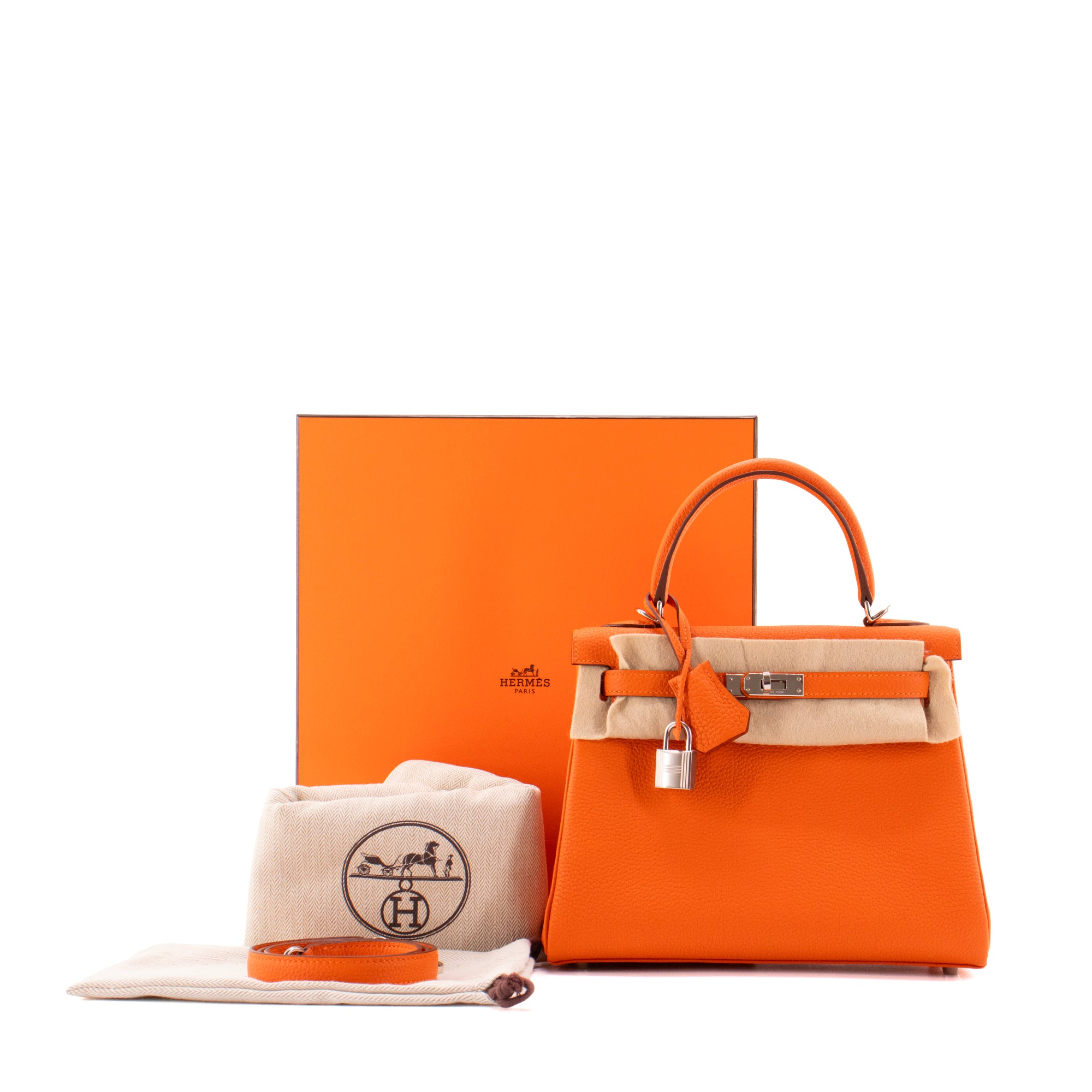HERMÈS - Sac à main Kelly 25 Hermès en cuir togo orange feu