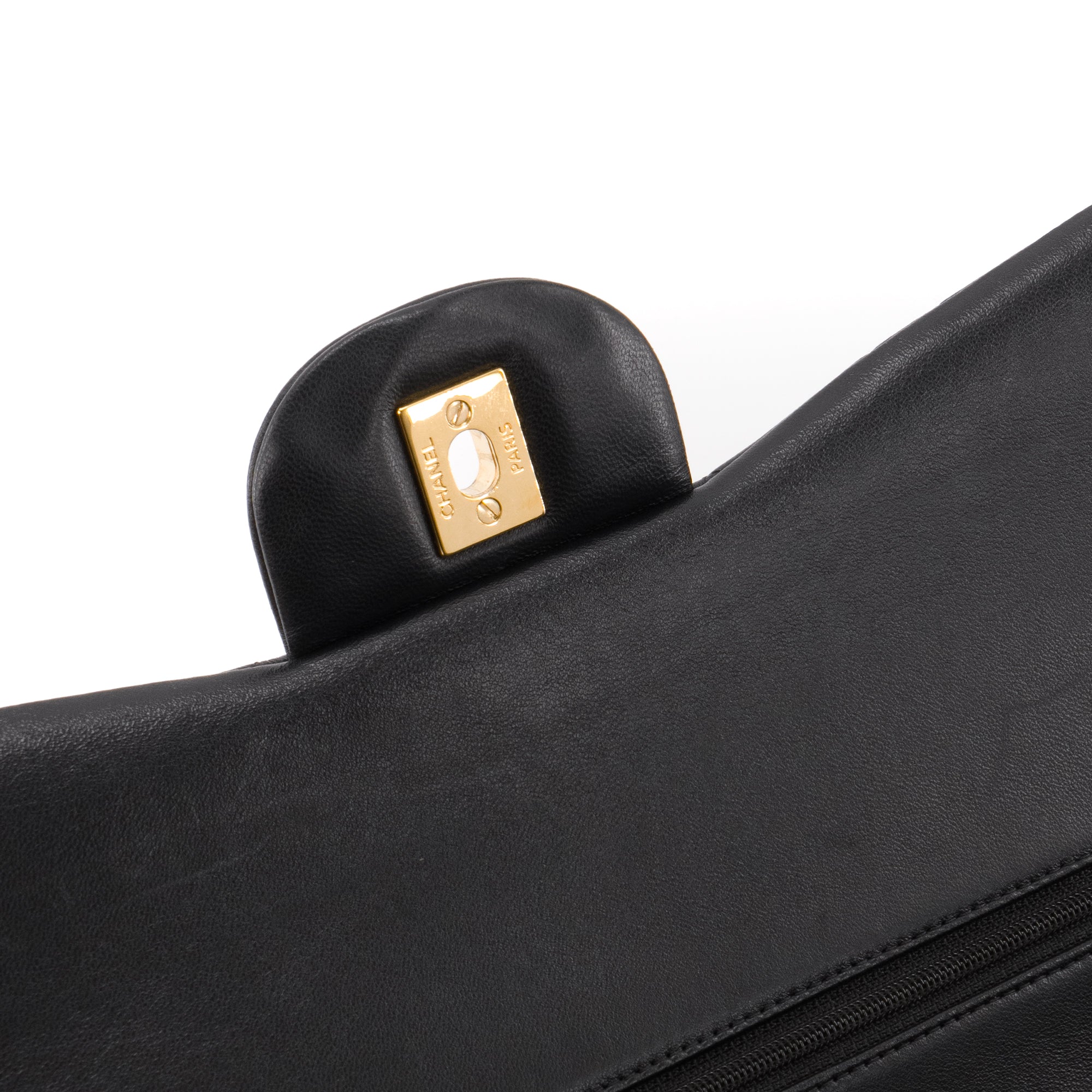 CHANEL - Sac à bandoulière Classique/Timeless Jumbo Chanel en cuir lisse noir