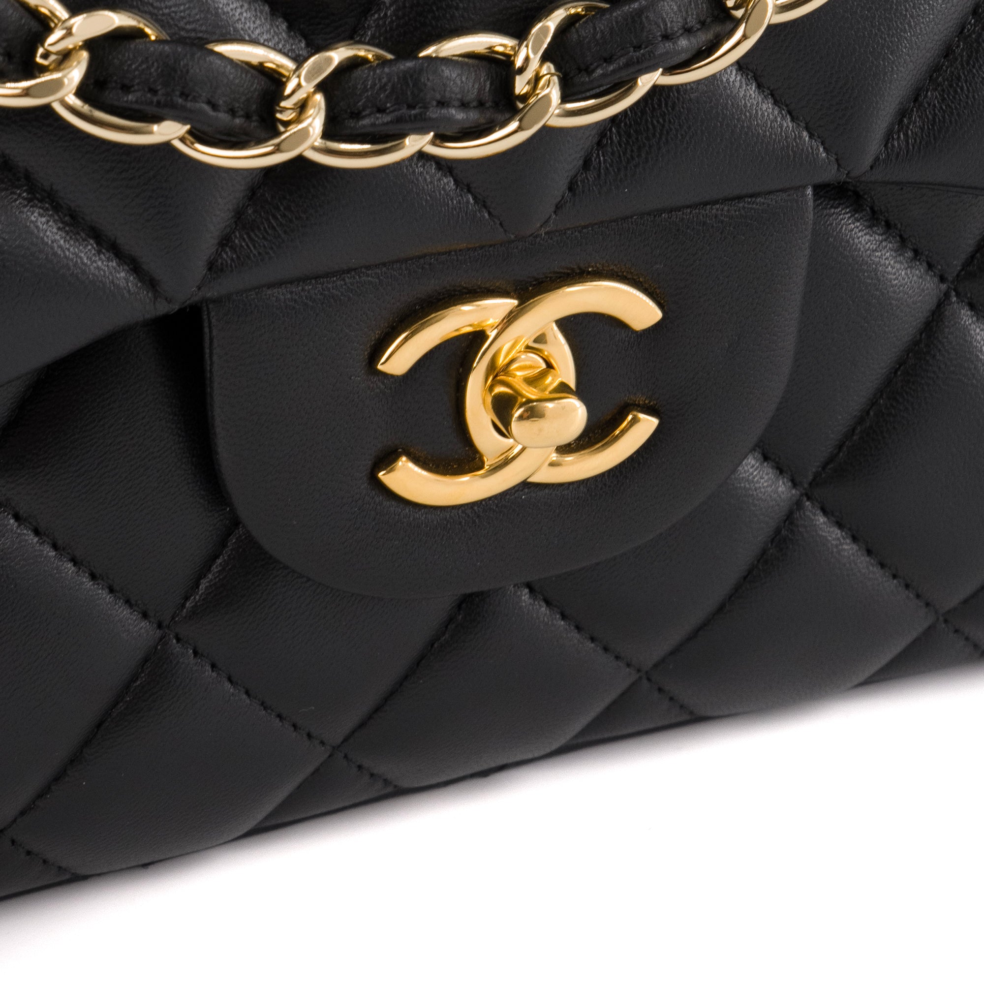 CHANEL - Sac à bandoulière Classique/Timeless Jumbo Chanel en cuir lisse noir