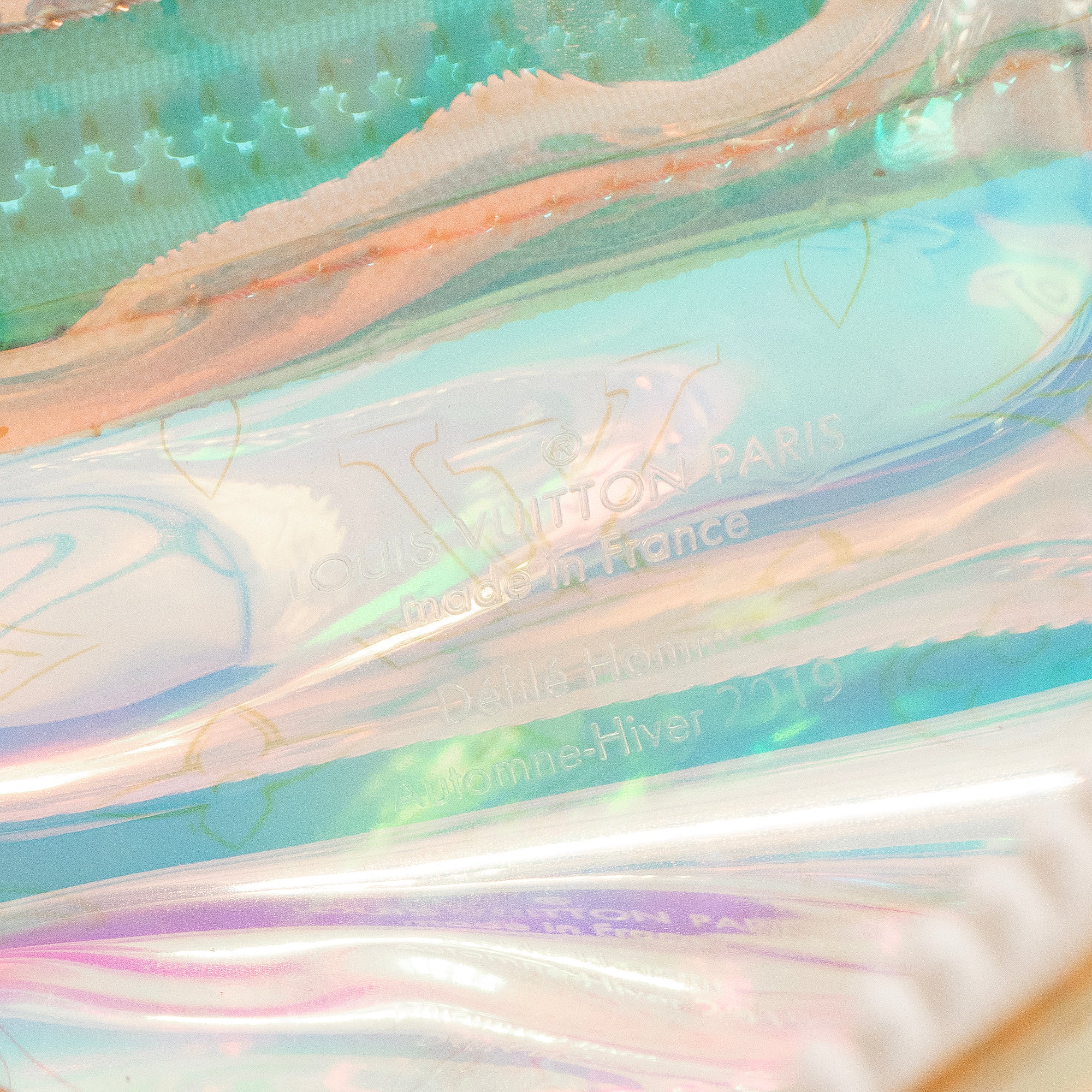 LOUIS VUITTON - Pochette Volga Prism Louis Vuitton en pvc iridescent