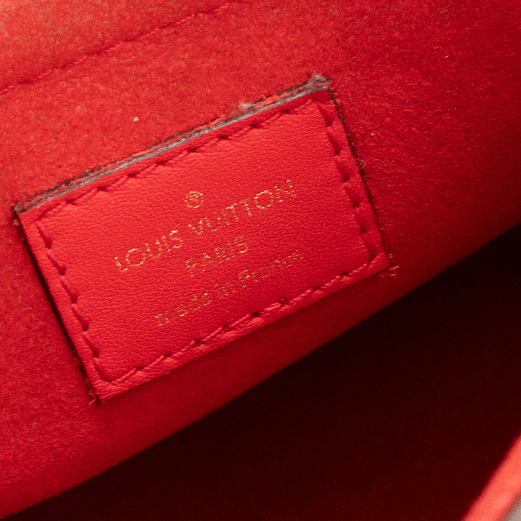 LOUIS VUITTON - Sac à bandoulière Locky BB Louis Vuitton en toile enduite monogrammée et cuir rouge