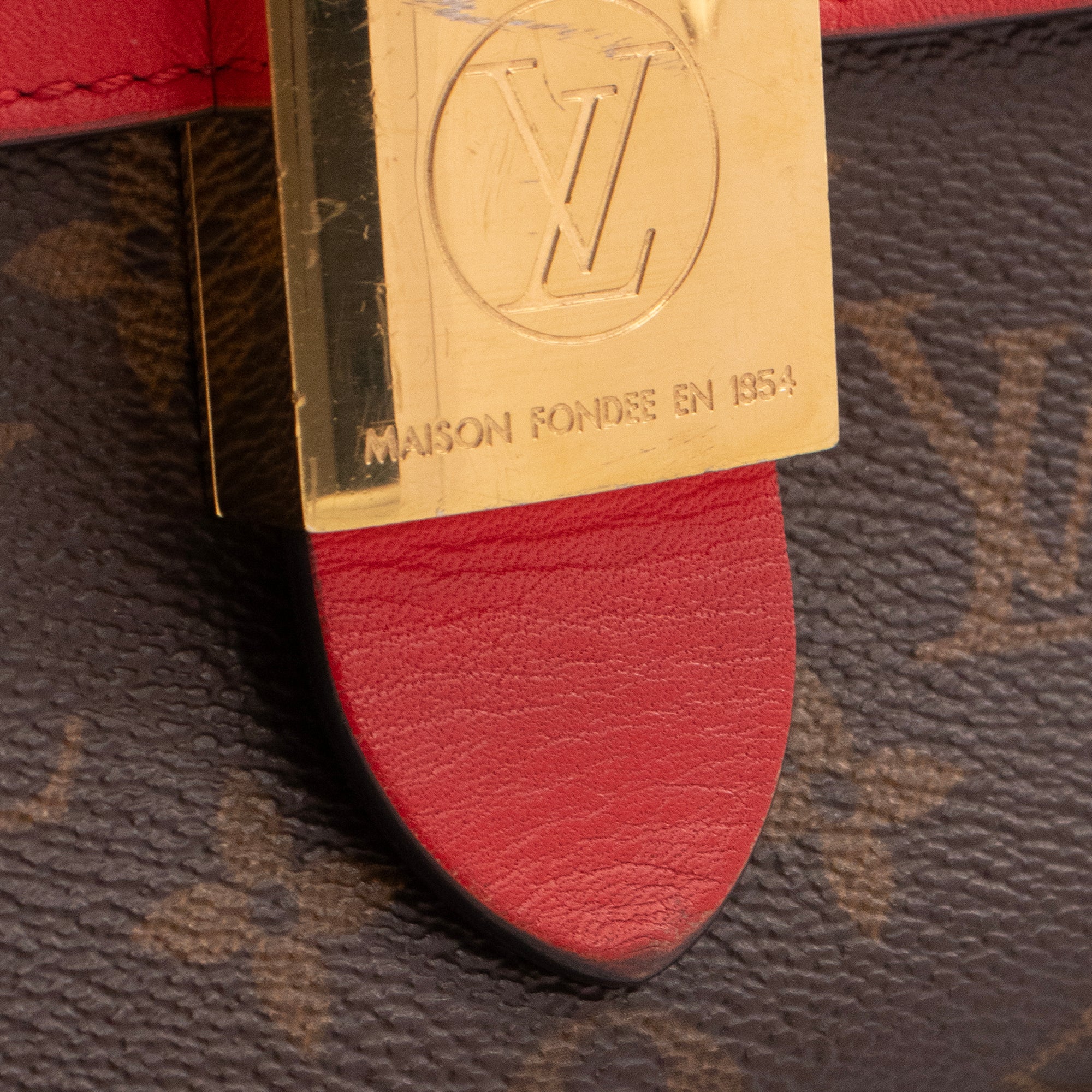 LOUIS VUITTON - Sac à bandoulière Locky BB Louis Vuitton en toile enduite monogrammée et cuir rouge