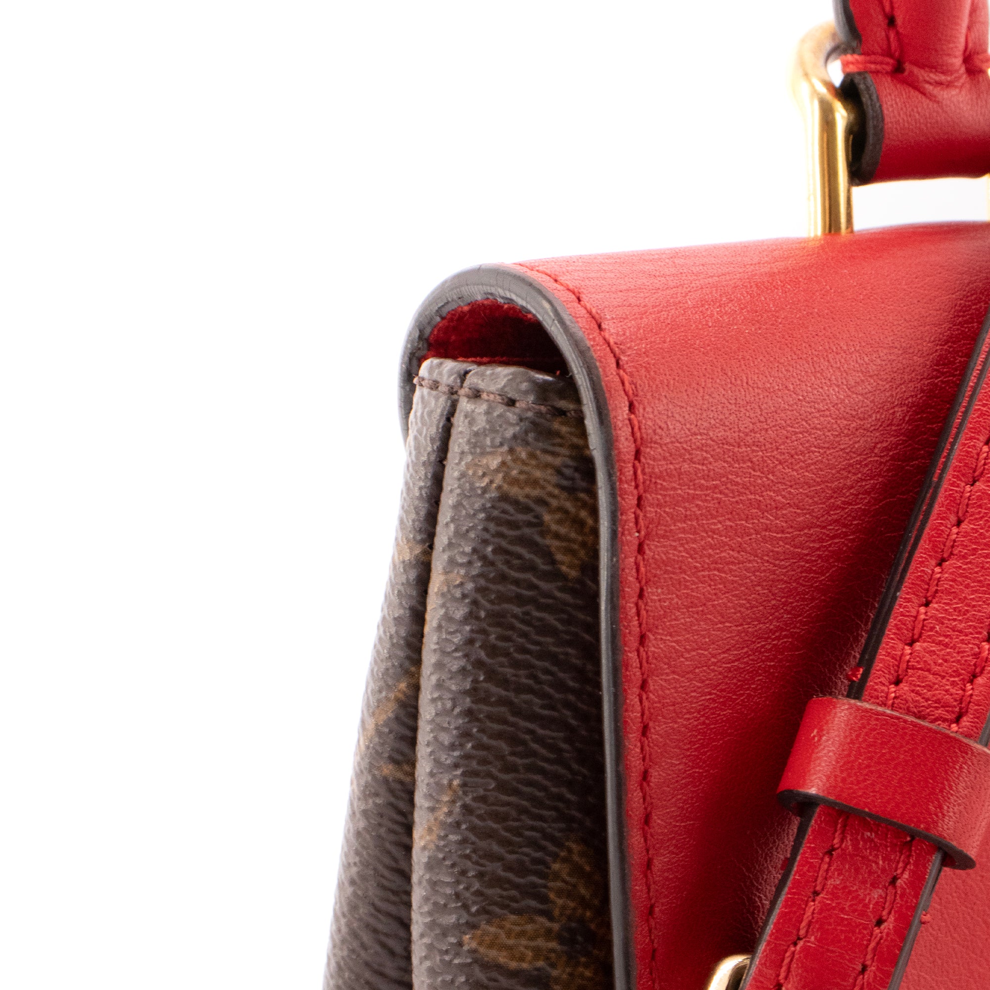 LOUIS VUITTON - Sac à bandoulière Locky BB Louis Vuitton en toile enduite monogrammée et cuir rouge