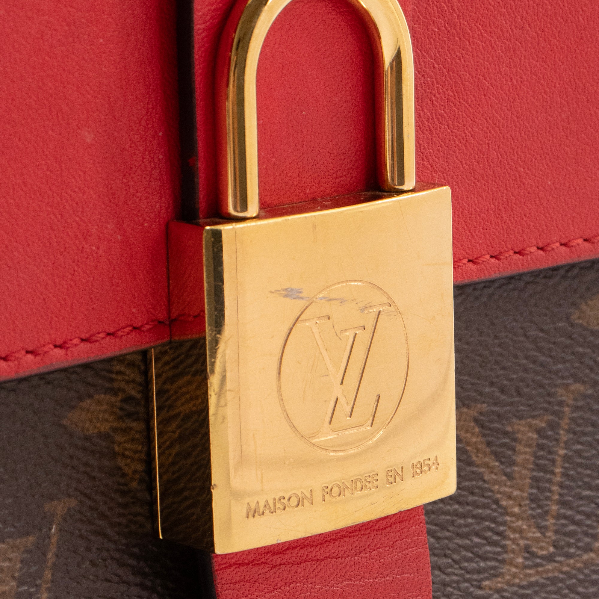 LOUIS VUITTON - Sac à bandoulière Locky BB Louis Vuitton en toile enduite monogrammée et cuir rouge