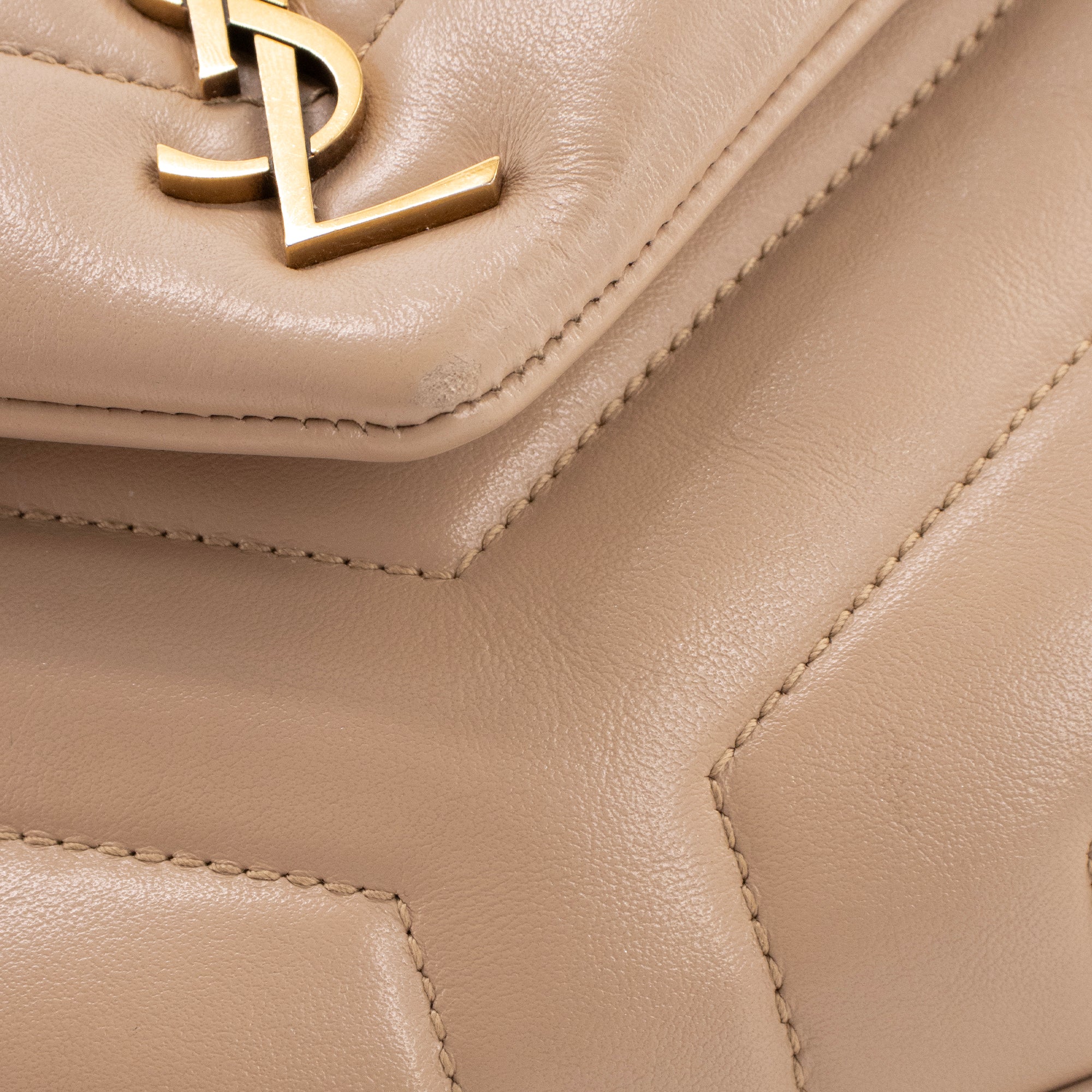 SAINT LAURENT - Sac à bandoulière Loulou Toy Saint Laurent en cuir chevron beige
