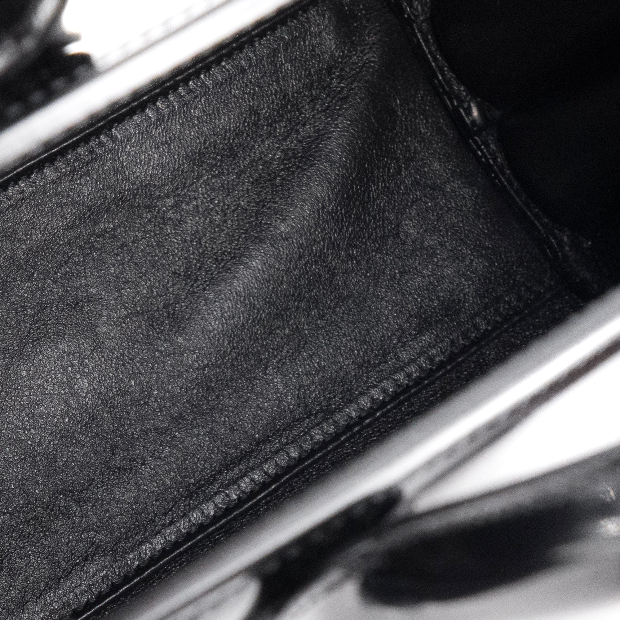 SAINT LAURENT - Sac de Jour nano Saint Laurent en cuir glacé noir