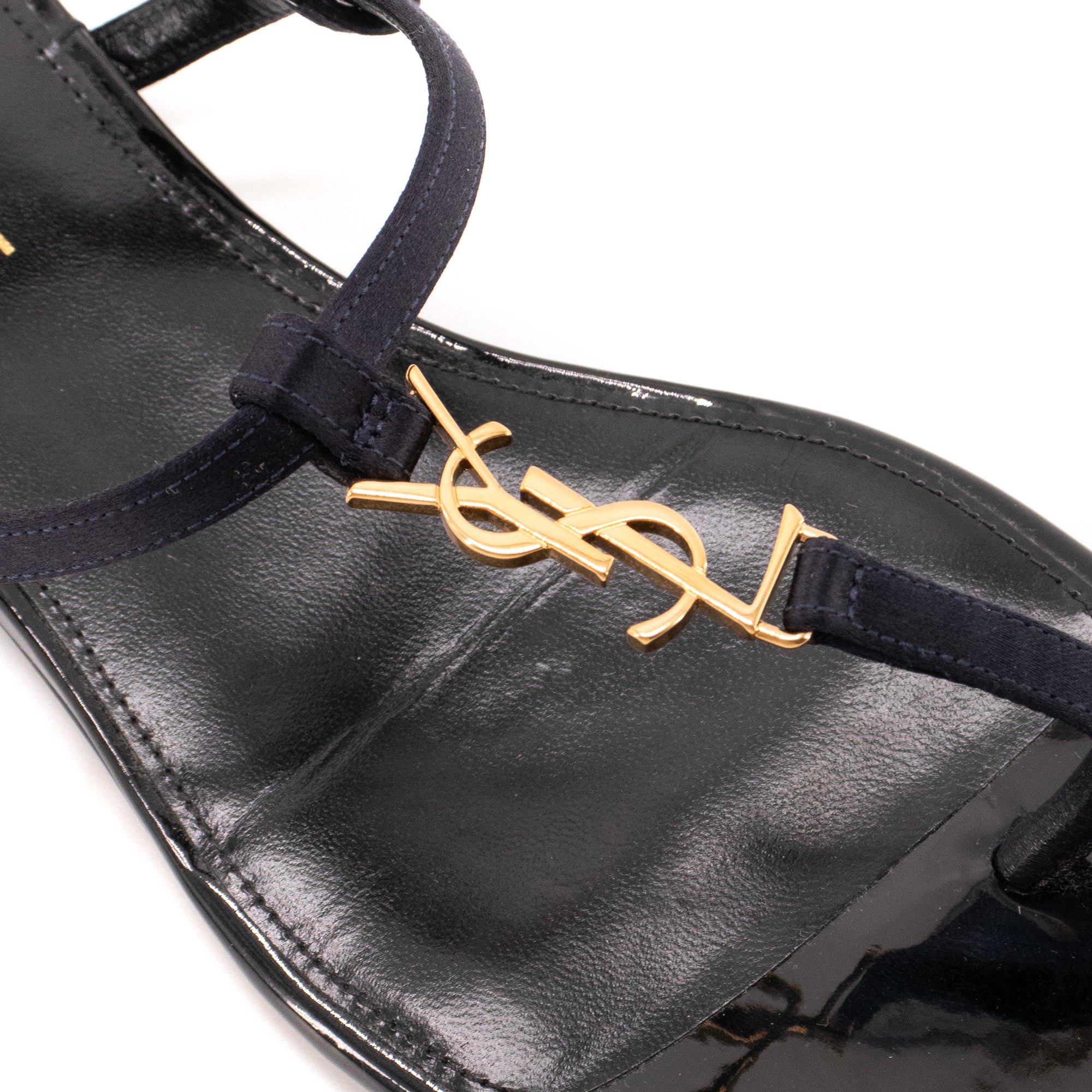 SAINT LAURENT - Sandales Cassandra Saint Laurent en satin bleu marine (T38)