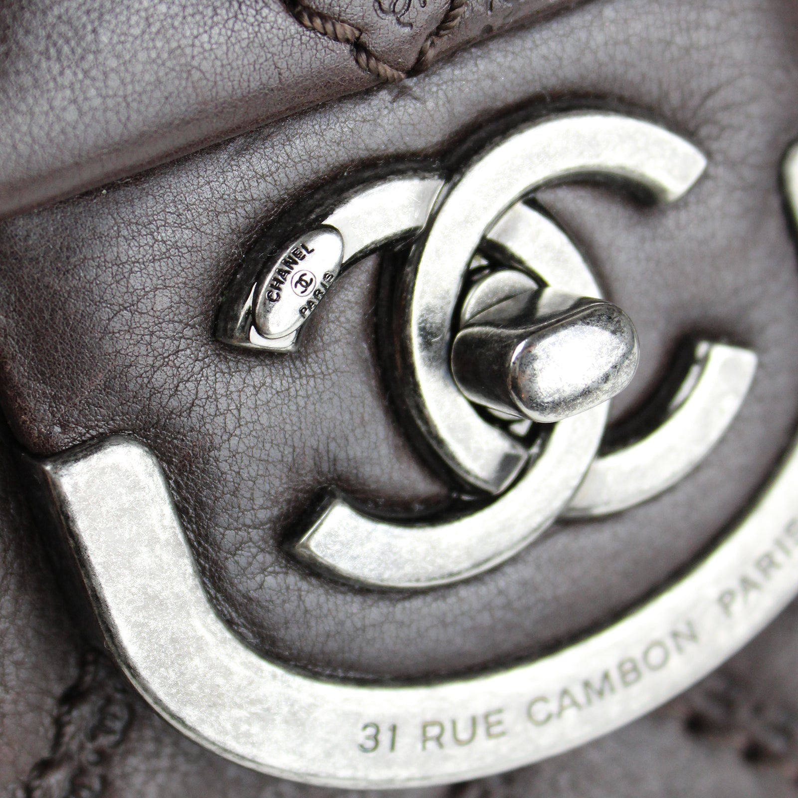 CHANEL - Sac Timeless à breloques métalliques