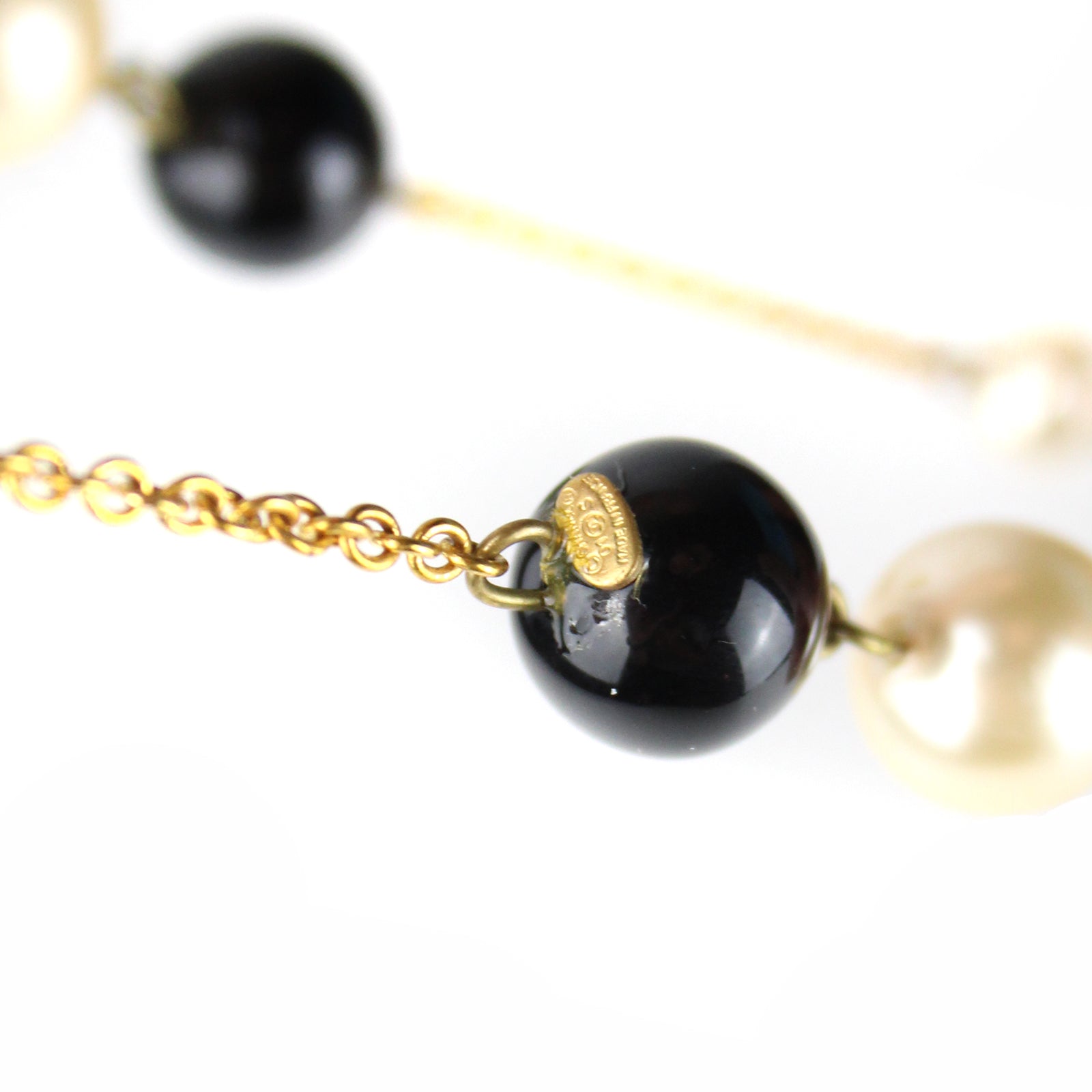 CHANEL - Short pearl necklace