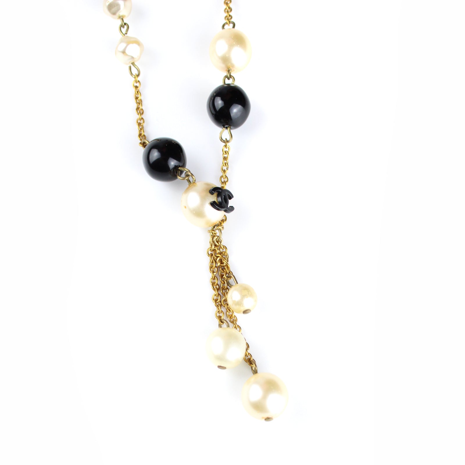 CHANEL - Short pearl necklace