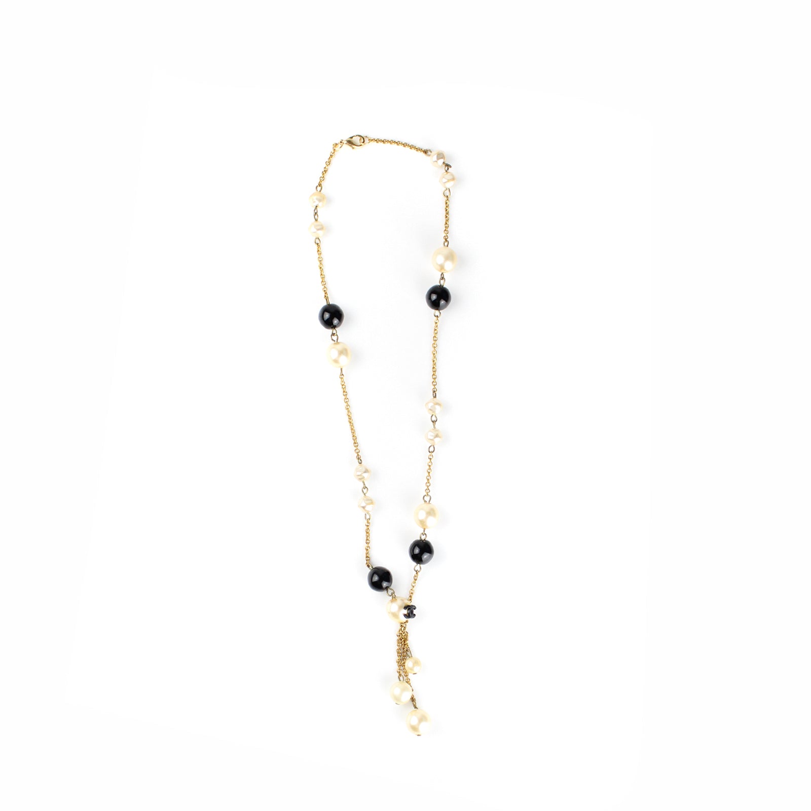 CHANEL - Short pearl necklace