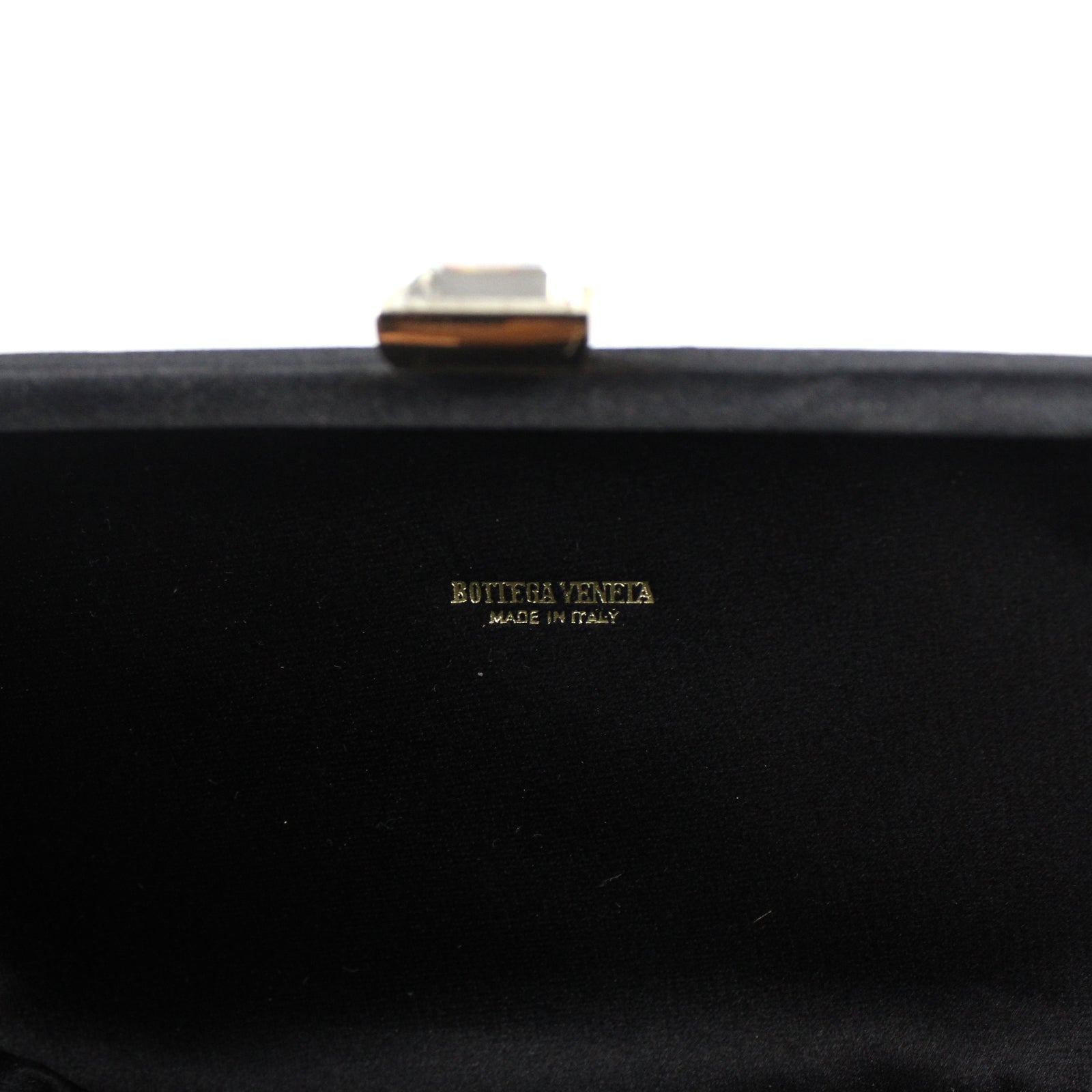 Minaudière Knot en soie avec pompon