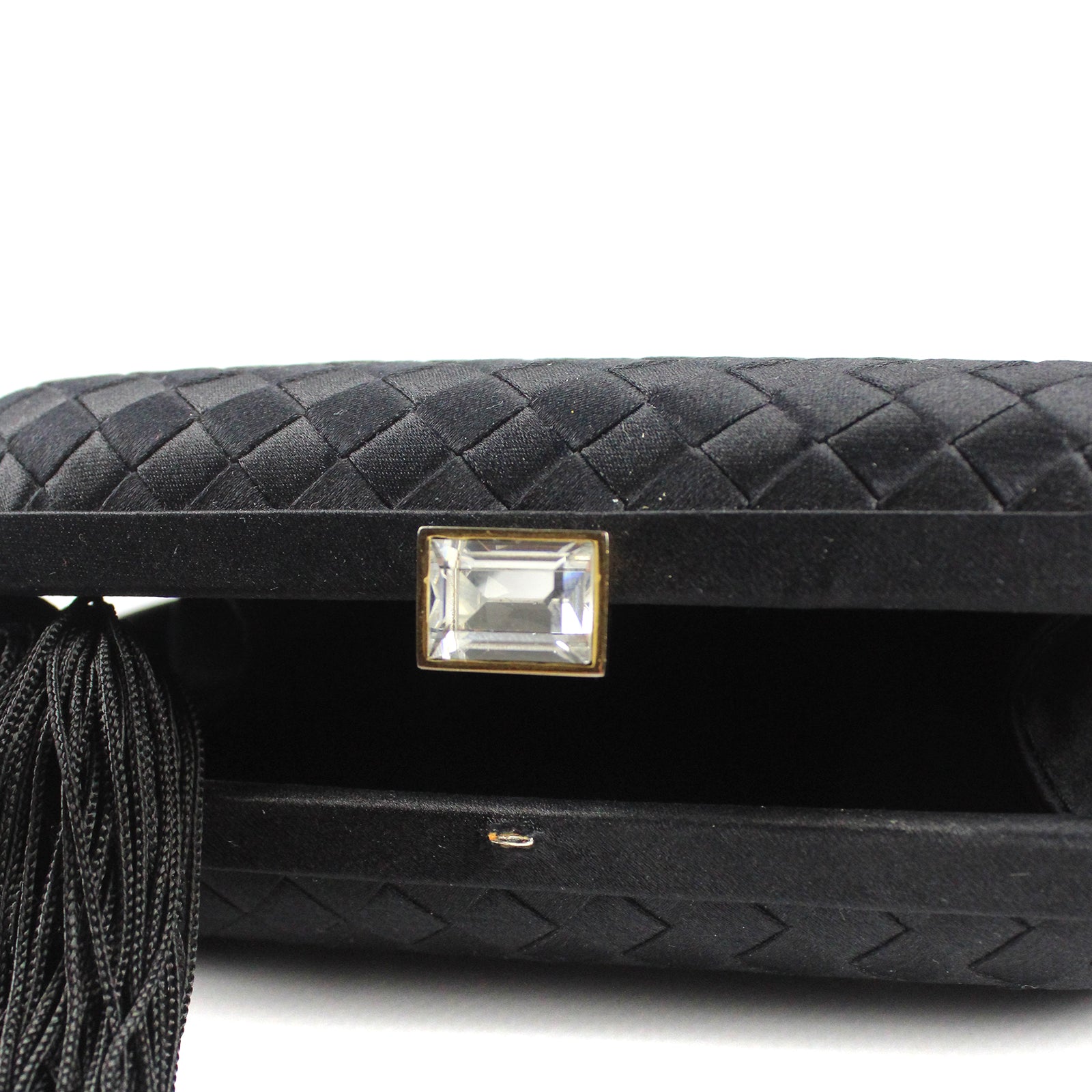 Minaudière Knot en soie avec pompon