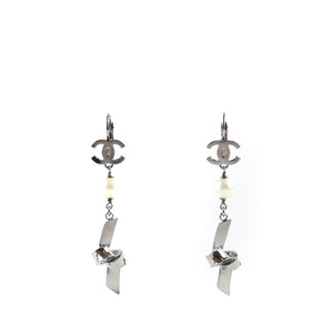 CHANEL - Knot earrings