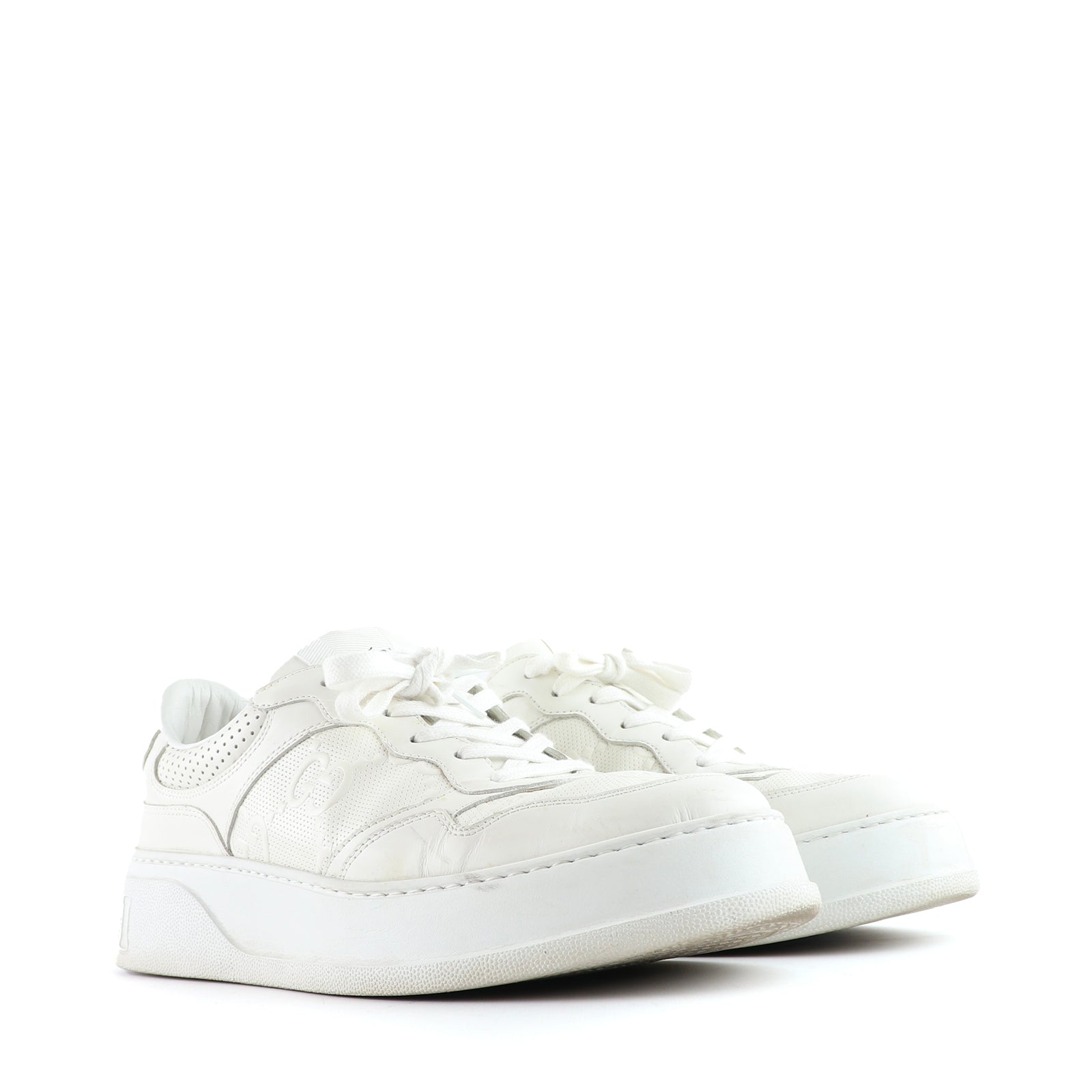 GUCCI - Sneakers embossées GG en cuir (T44)