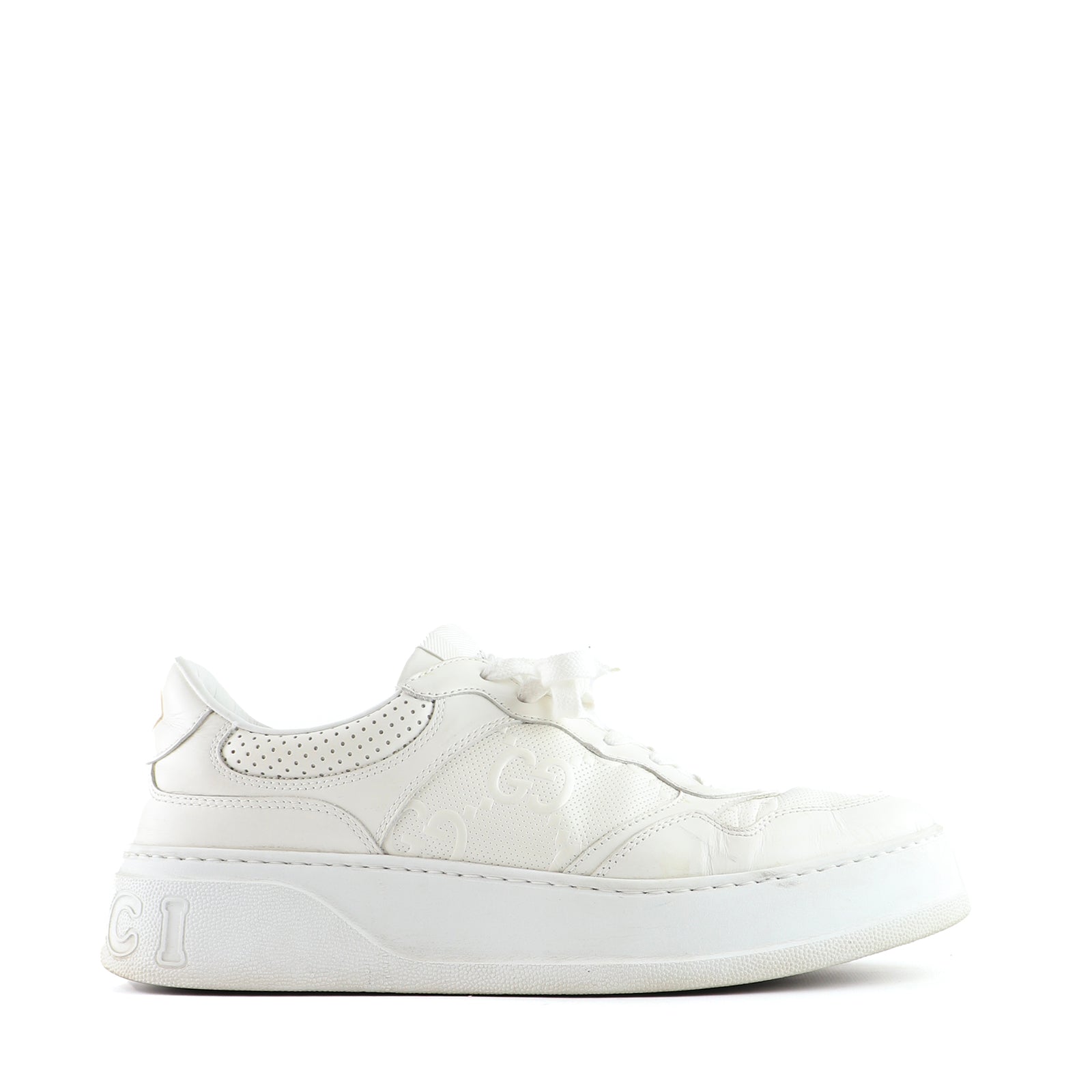 GUCCI - Sneakers embossées GG en cuir (T44)