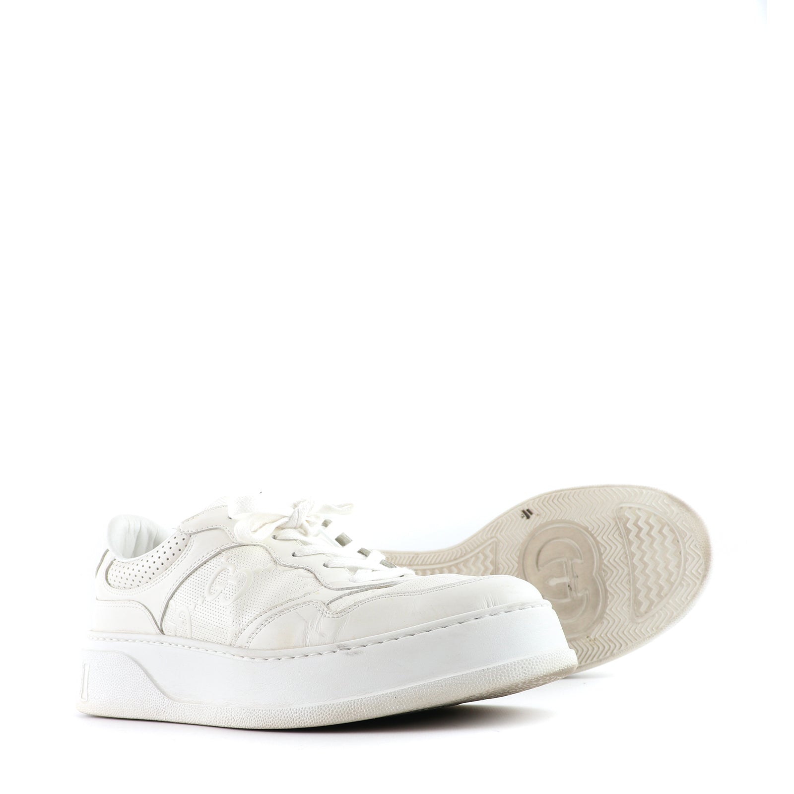 GUCCI - Sneakers embossées GG en cuir (T44)
