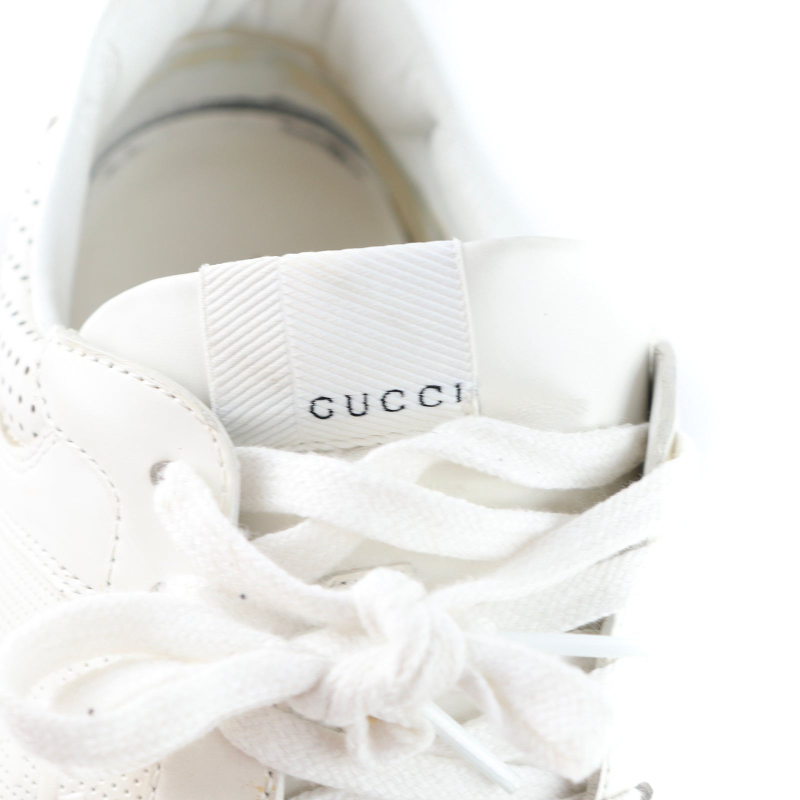GUCCI - Sneakers embossées GG en cuir (T44)