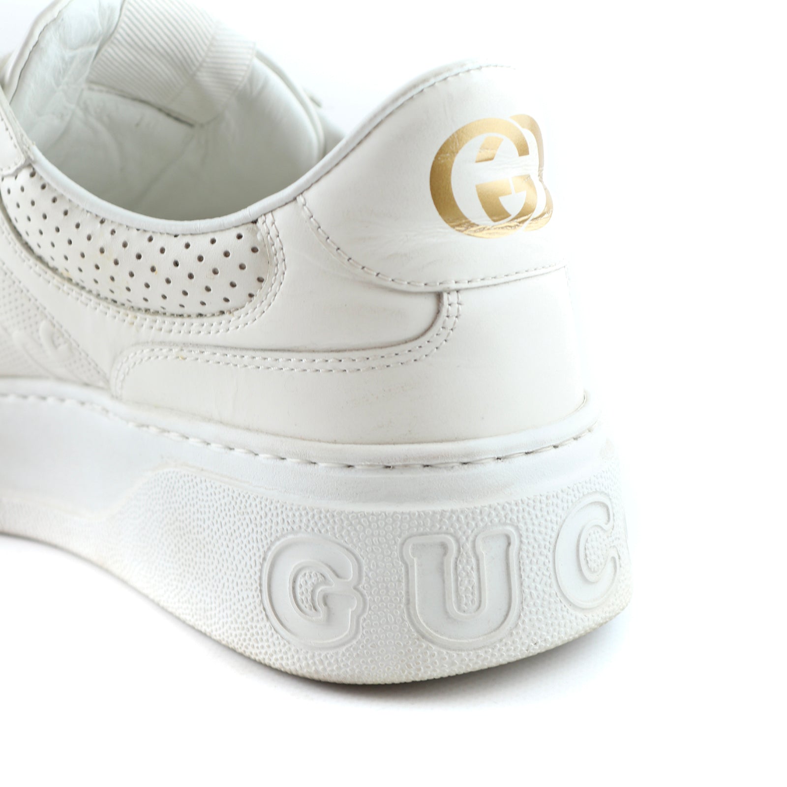 GUCCI - Sneakers embossées GG en cuir (T44)