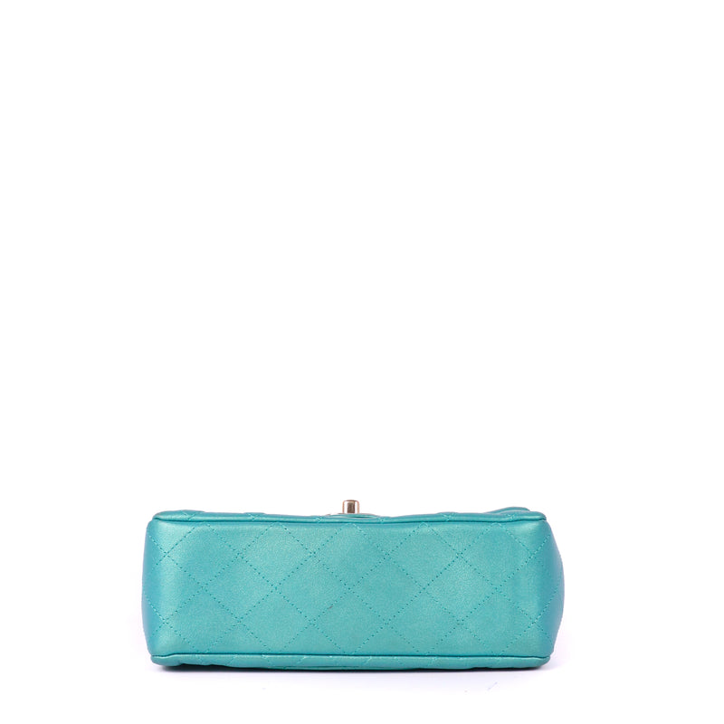 CHANEL - Sac à bandoulière Timeless mini bleu Tiffany