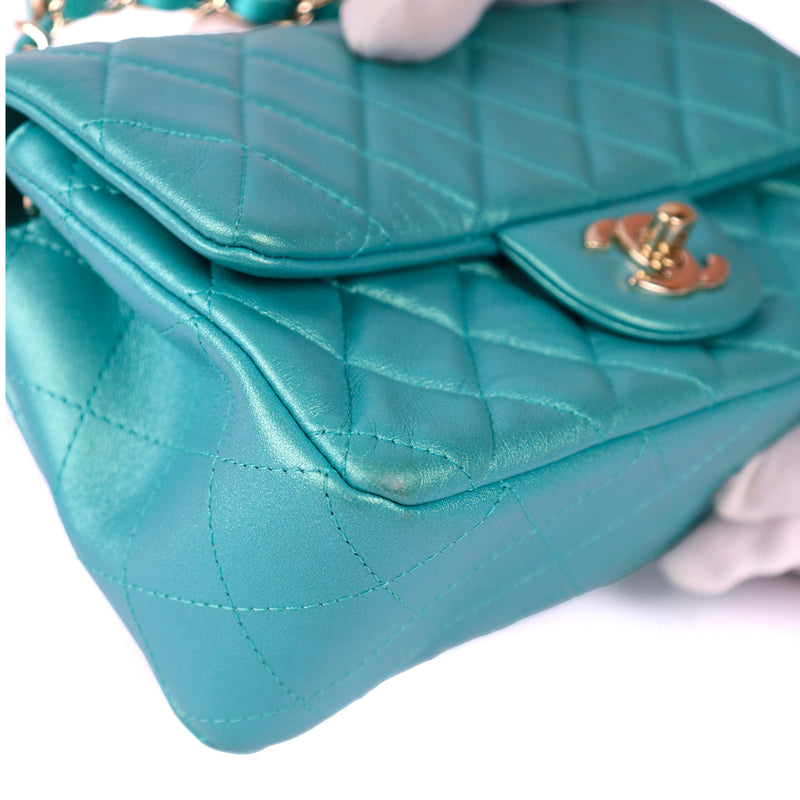 CHANEL - Sac à bandoulière Timeless mini bleu Tiffany