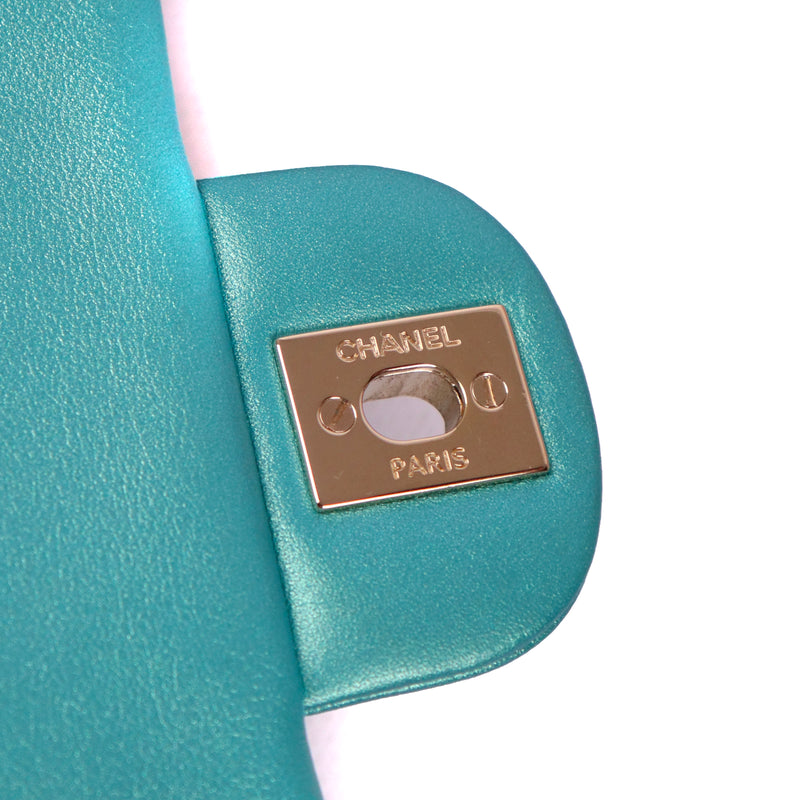 CHANEL - Sac à bandoulière Timeless mini bleu Tiffany