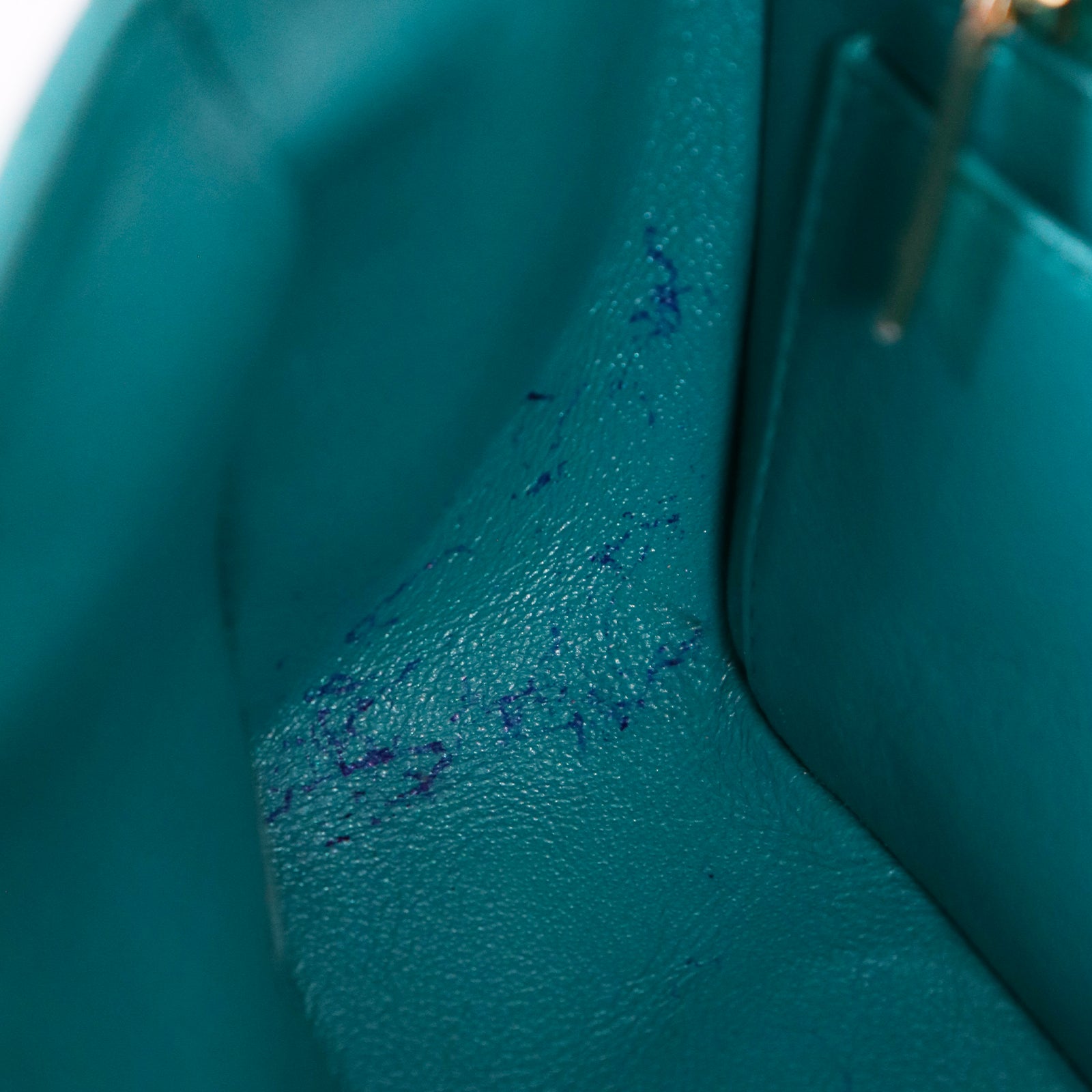 CHANEL - Sac à bandoulière Timeless mini bleu Tiffany