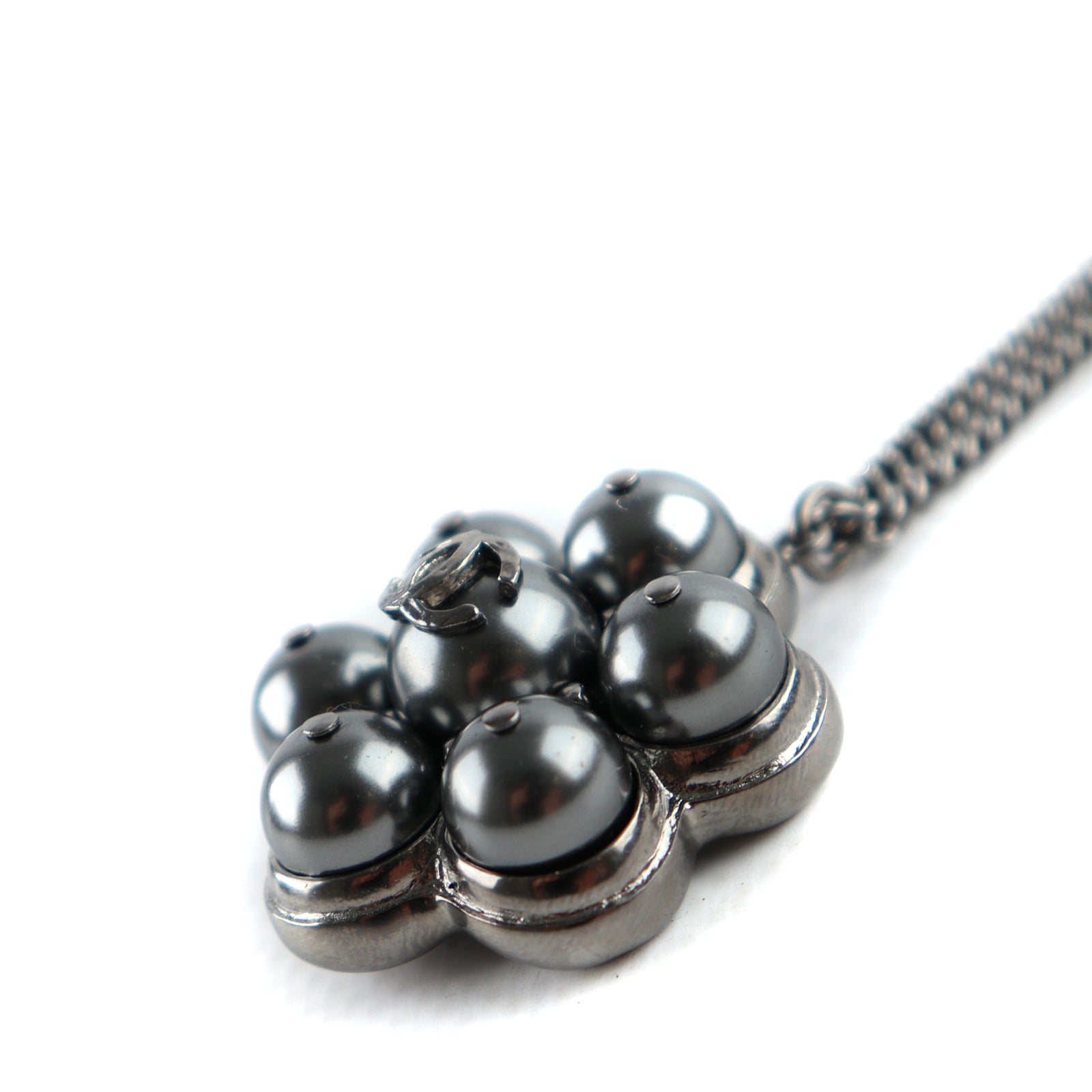 CHANEL - Collier pendentif camélia CC
