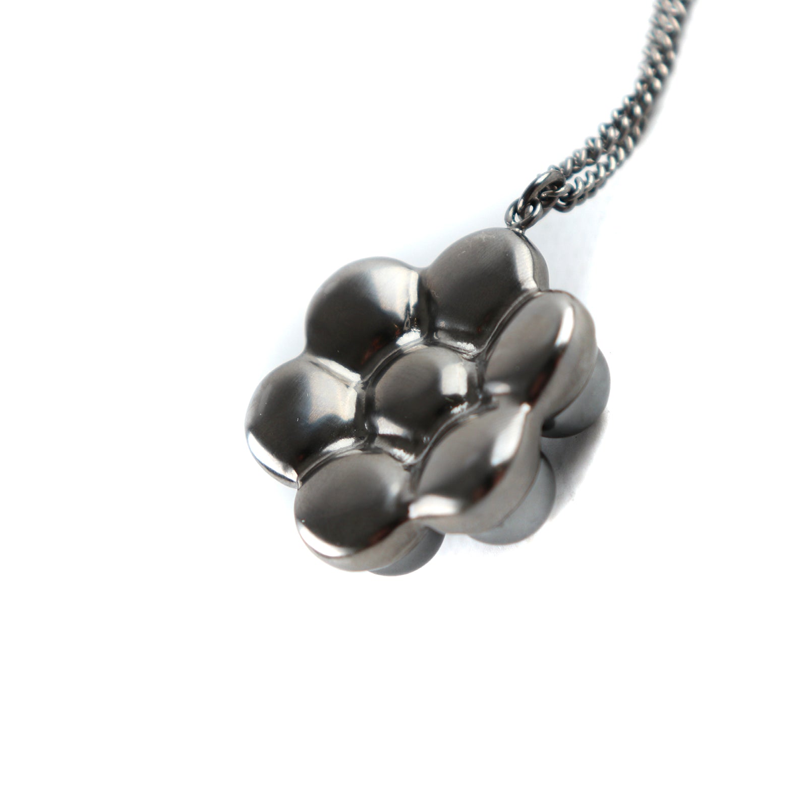 CHANEL - Collier pendentif camélia CC
