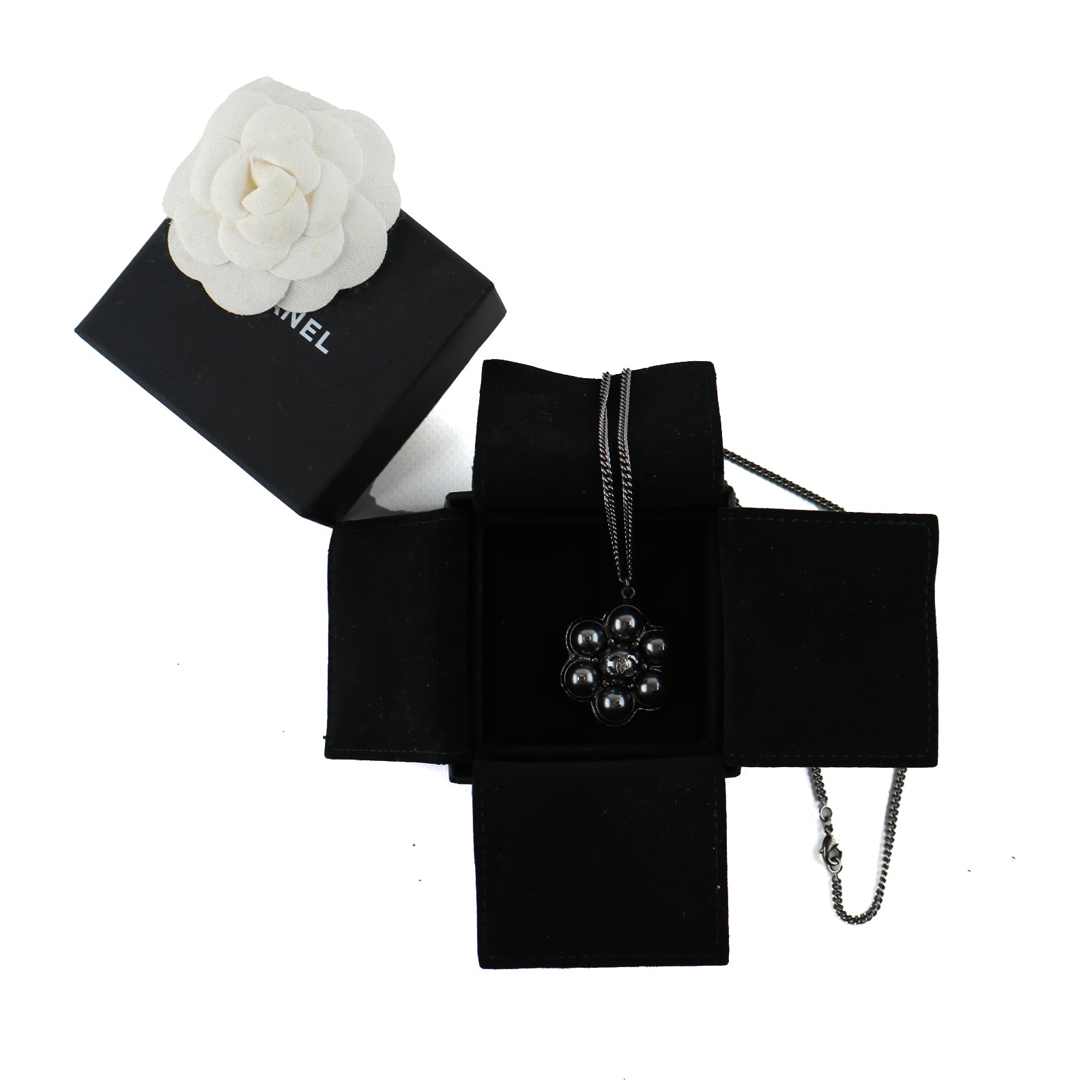 CHANEL - Collier pendentif camélia CC