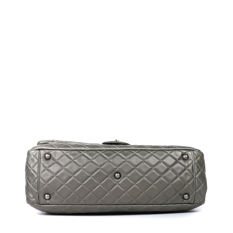 CHANEL - Sac Timeless XXL Large en cuir gris